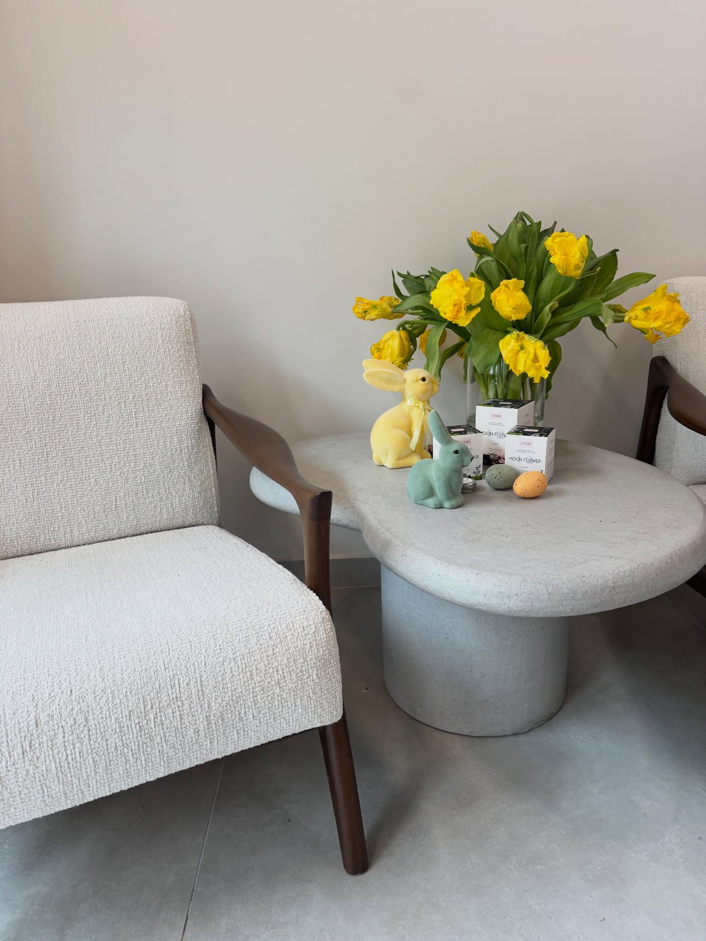 Често ни питате за тези маси и май е време и тук да ги покажем и да кажем, че са от любимите ни @kourasanit.bg по дизайн на @iviagallery 🤍
Прекрасен детайл в интериора ни! 🌸
#flowers #design #interior