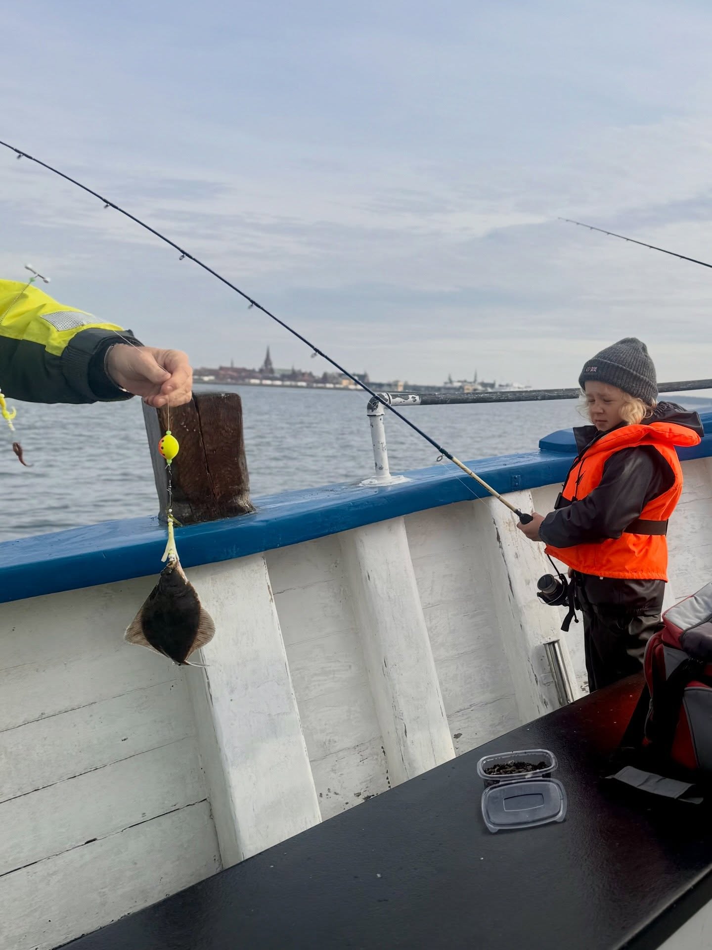 🎣 Härlig dag på sundet!
Dagens metetur började lovande. Redan på första stoppet nappade det hyfsat, men mest i mindre storlekar. Vi valde därför att leta vidare… och det skulle löna sig 👌
Till slut hittade vi rätt och fick ett riktigt fint fiske med skrubba, sandskädda och rödspätta. Dagens toppfisk blev en rödspätta på hela 1,070 kg, riktigt fin! 🔥
Extra kul var det att se vår yngsta gäst ombord briljera och landa sin allra första rödspätta! Stort grattis, det där glömmer man inte! 👏🎣
Stämningen var på topp hela turen med gott fiske, skratt och härligt vårväder ute på Öresund 🌊
👉 Det finns fortfarande platser kvar den 25 april, passa på att boka din plats!
Boka på 070-201 00 88📞