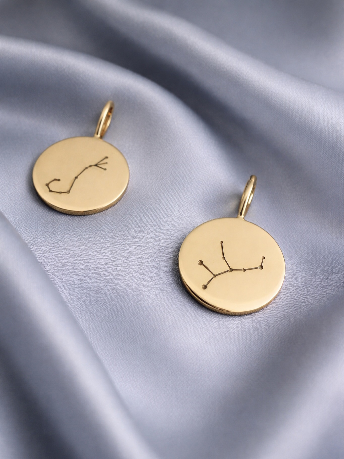 Stars 🌟
Nu med en fast ögla på brickan, för mer plats till gravyren. 🙌✨
#personligasmycken #starsignpendant #svenskthantverk