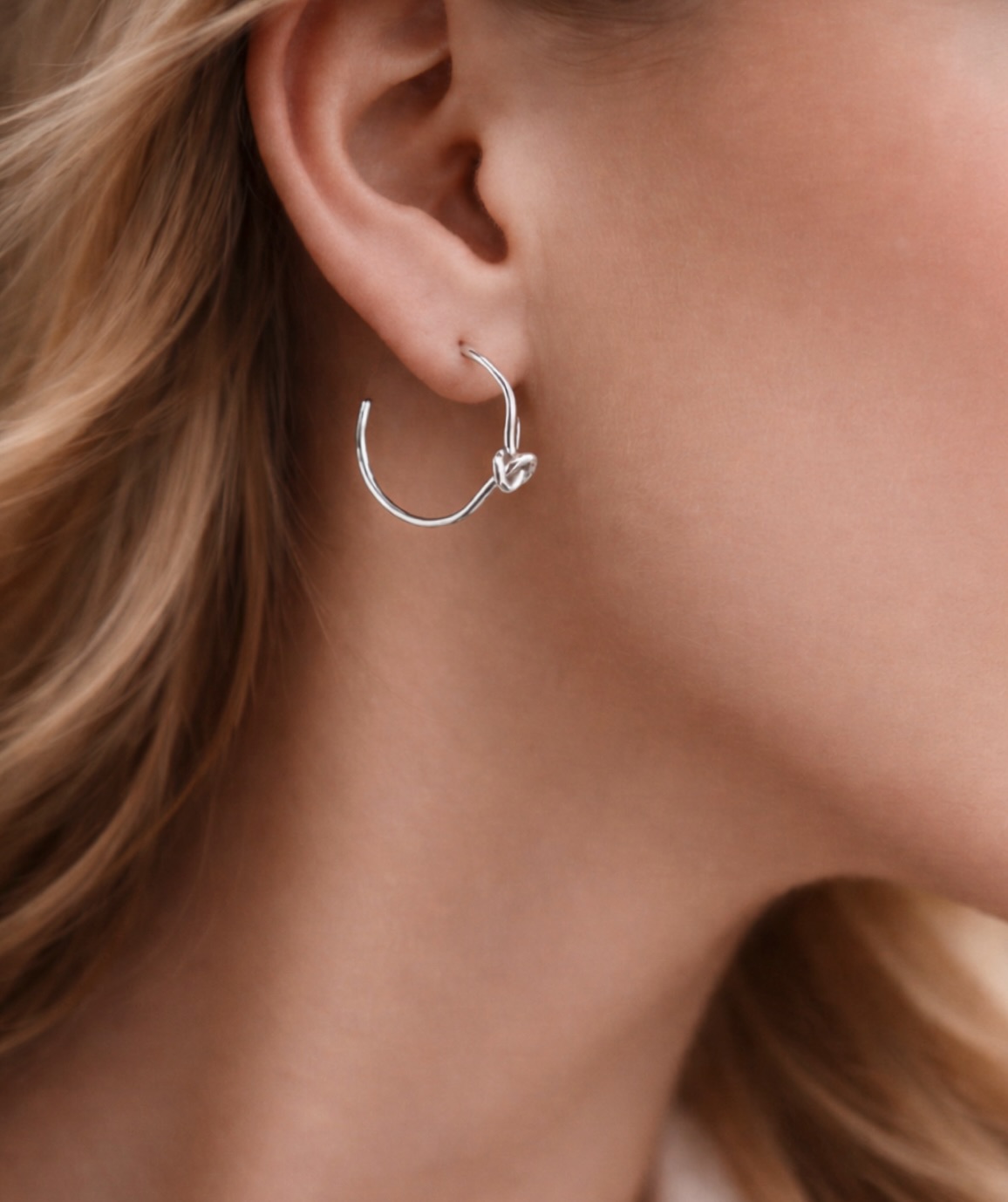 Knottie earrings 🤍
Knuten bär på löften om det som består, en stillsam påminnelse om trofasthet och varaktighet. Där styrka och elegans vilar i det tidlösa. 🤍