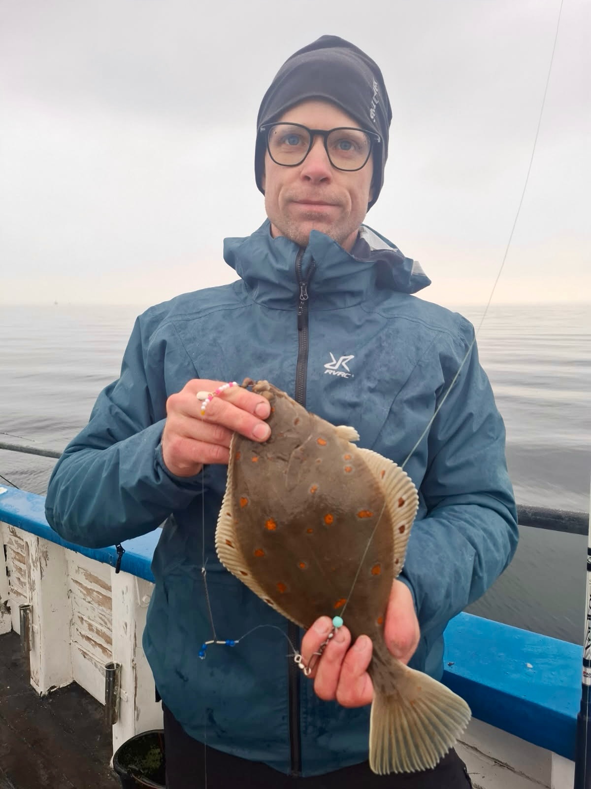 🎣 Söndagens metetur på Öresund
Idag bjöd sundet på ett lite mer grått väder jämfört med gårdagen, och även om det såg liknande ut på ytan så lurade en betydligt starkare bottenström där nere. Det gjorde fisket mer utmanande, särskilt när vi fiskade på de lite djupare partierna.
Trots de knepigare förutsättningarna lyckades några av våra gäster ändå få till fint fiske. Sådana dagar är också en del av charmen, när det inte är helt enkelt blir det extra kul när det väl sitter!
👉 Vi kör metetur igen den 25 april och det finns fortfarande platser kvar, passa på att boka och häng med ut på nästa tur!
📞 070-201 00 88
🪱 Mask beställs vid bokning
Välkomna ombord