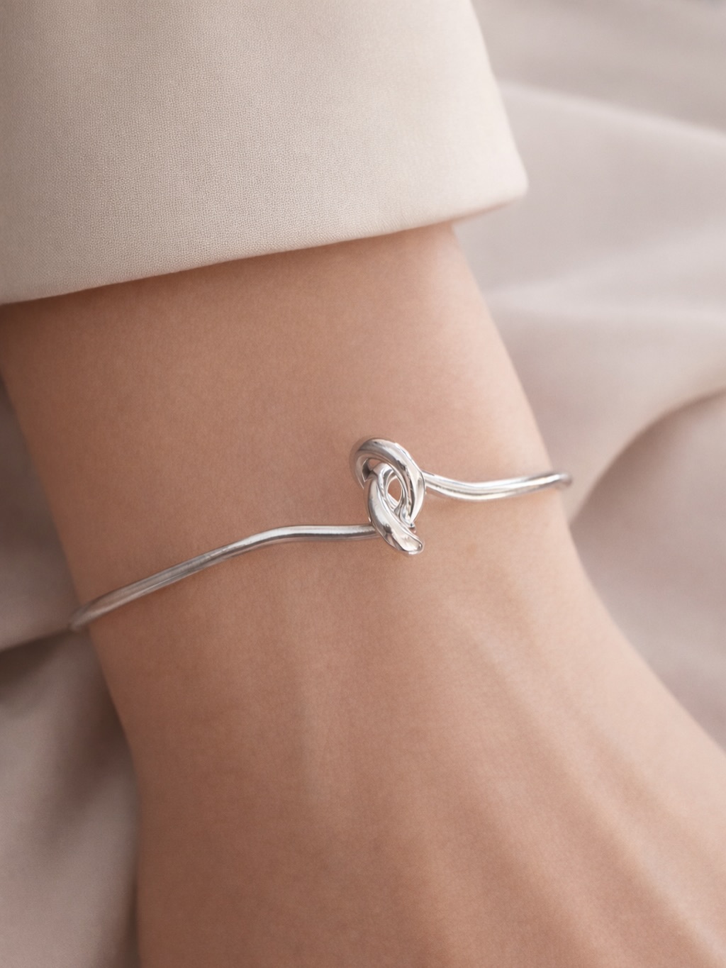 Knottie bangle 🤍
En handgjord knut i sterlingsilver.
Stilfullt, vackert och feminint.🤍
#handgjordasmycken #madeinsweden #byelinkarl