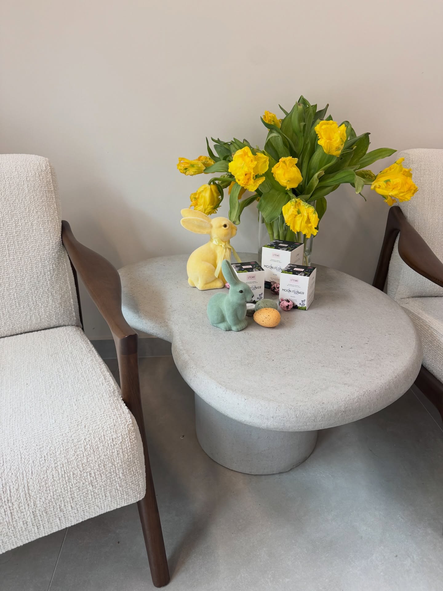 Често ни питате за тези маси и май е време и тук да ги покажем и да кажем, че са от любимите ни @kourasanit.bg по дизайн на @iviagallery 🤍
Прекрасен детайл в интериора ни! 🌸
#flowers #design #interior