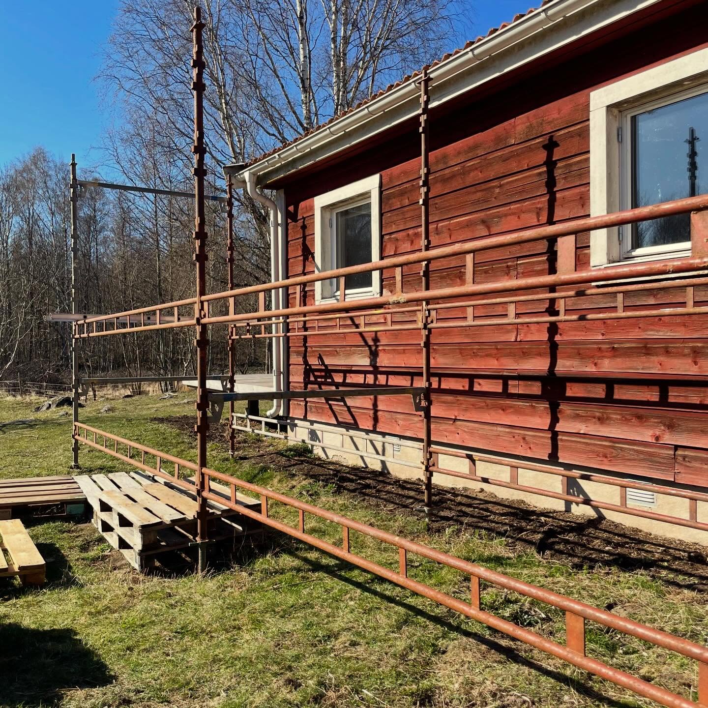 Idag kom byggnadsställningen upp 👍🏻 Vi köpte den för drygt ett år sen men har inte haft någon trall till den. Men nu är trallen beställd så nu provade vi sätta upp den. Känns så lyxigt att äga en byggnadsställning. Ännu lyxigare sen när den får trall så man kan stå på den 😅
När trallen väl är på blir det dags att borsta och sen måla. Just nu har fasaden nästan samma färg som byggnadsställningen 🫣
Bläddra till sista filmen för att se boven till varför jag filmar Alexander istället för att hjälpa till…
/J