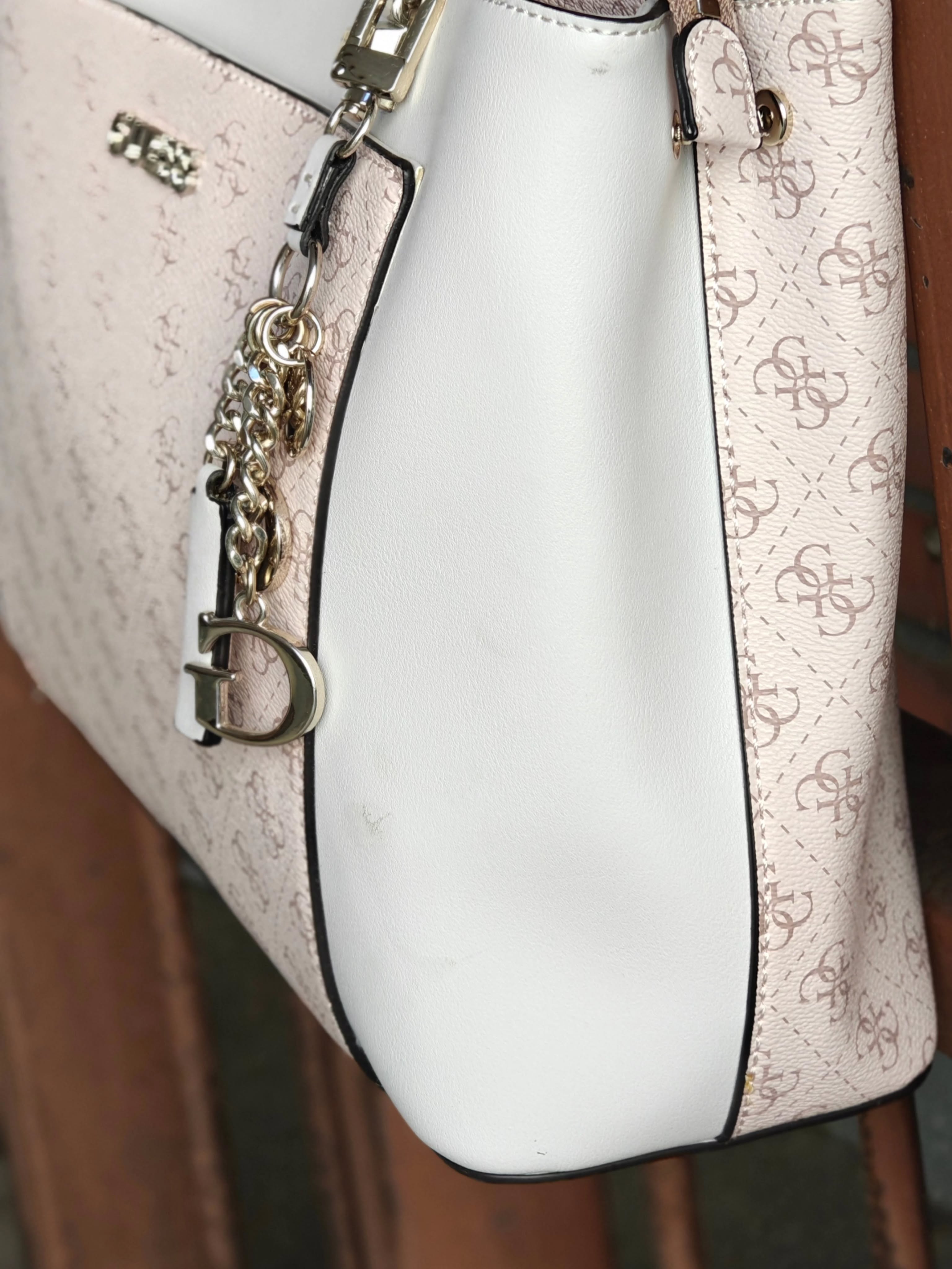 Guess totebag pu.
Keskellä vetoketjullinen tilanjakaja, jonka molemmin puolin nepparikiinnitteiset osiot.
Pohja 36x12, kork 26 cm, eli läppäri sopii, hihnat 62 cm, ei olkahihnaa. Hinta 55,-
#guess #totebag #secondhand #varausonostopäätös #äläjääkuvienvaraan