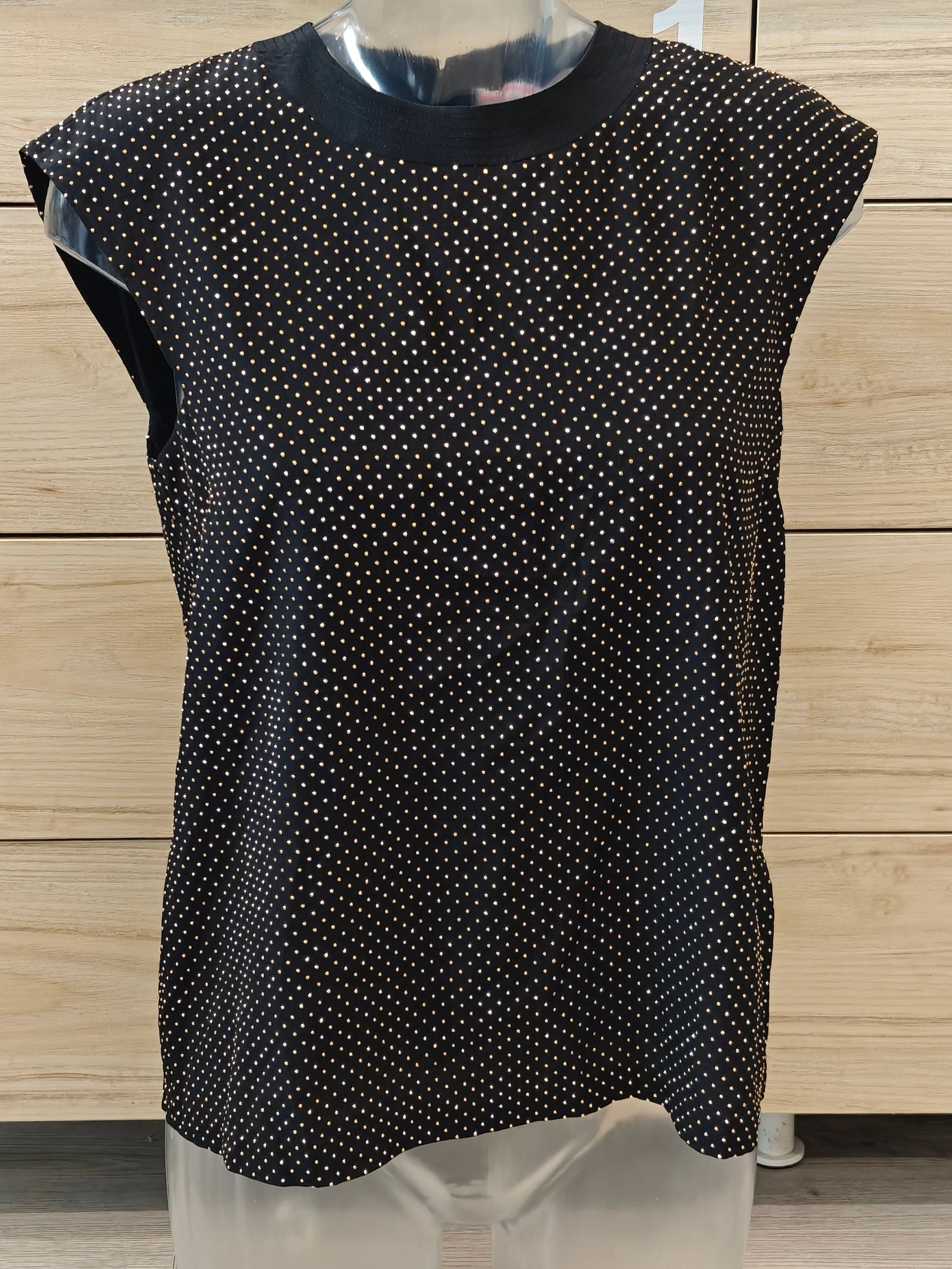 Versace x HM strassipusero on silkkiä.
Kullanväriset strassit myös takana.
Koko 40, kai - kai 50 cm, hinta 44,-
Laput kiinni kuten niin monissa meillä on.
#versacexhm #silkkipusero #strassipusero
#secondhand #varausonostopäätös