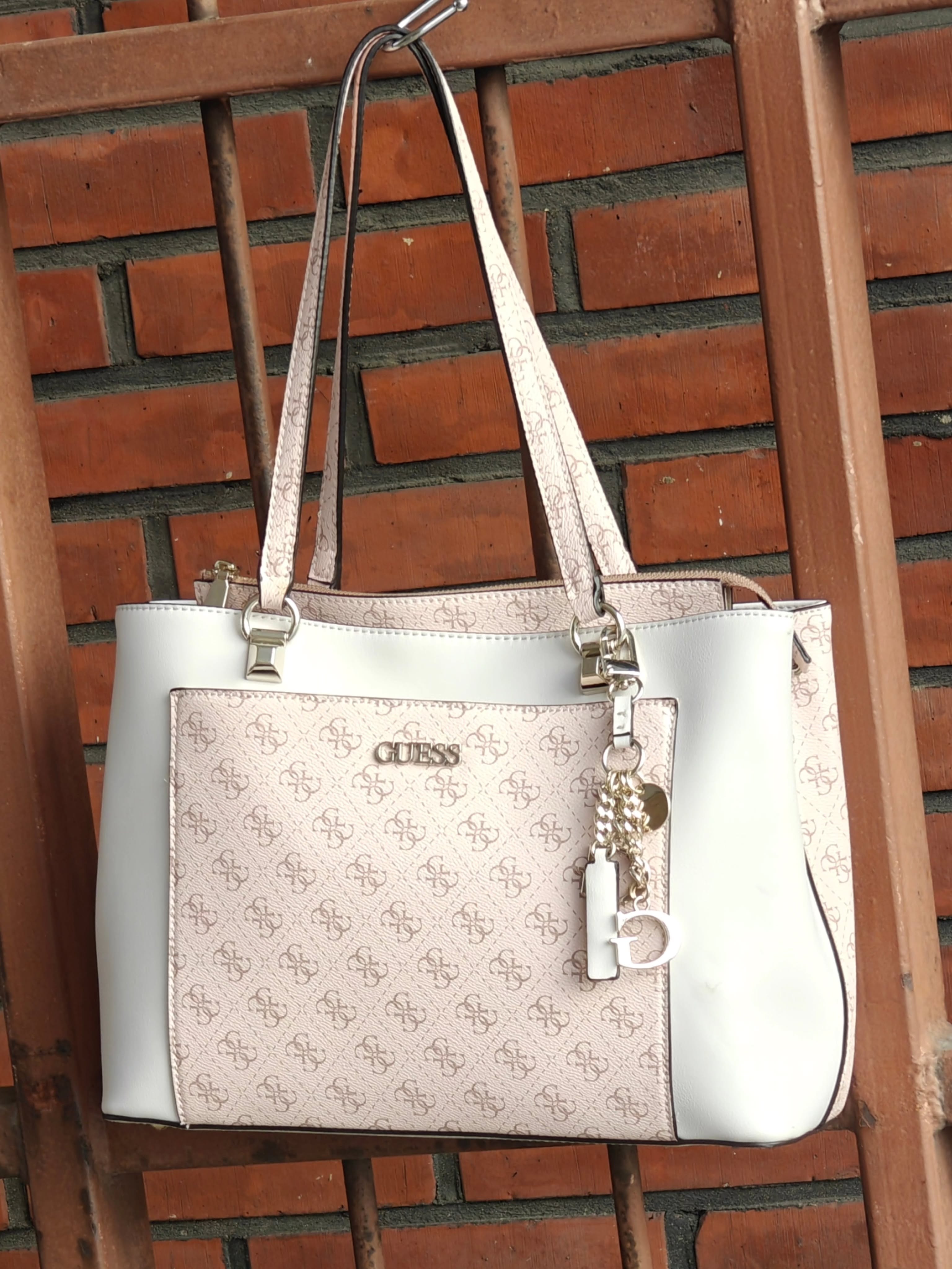 Guess totebag pu.
Keskellä vetoketjullinen tilanjakaja, jonka molemmin puolin nepparikiinnitteiset osiot.
Pohja 36x12, kork 26 cm, eli läppäri sopii, hihnat 62 cm, ei olkahihnaa. Hinta 55,-
#guess #totebag #secondhand #varausonostopäätös #äläjääkuvienvaraan