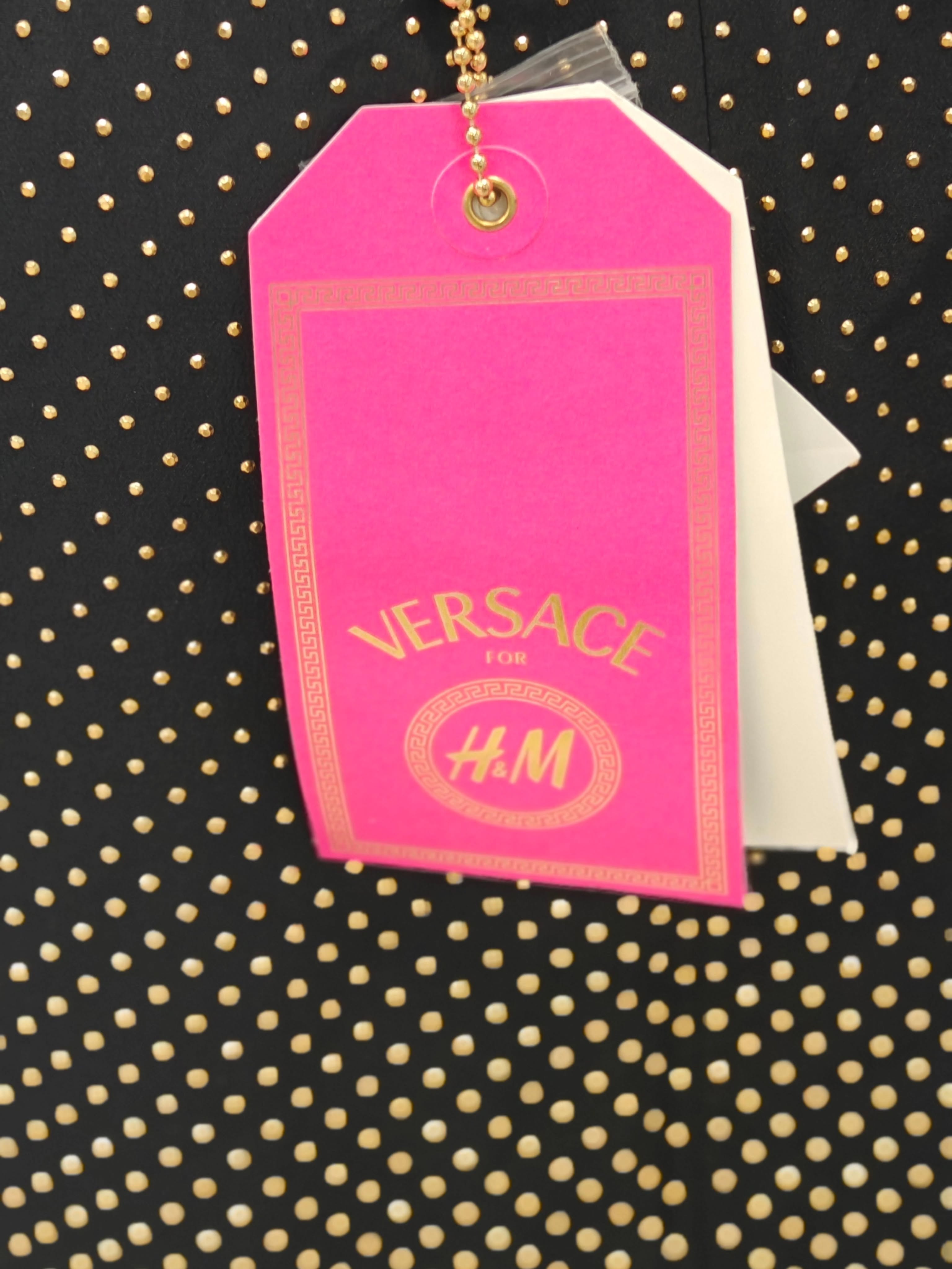 Versace x HM strassipusero on silkkiä.
Kullanväriset strassit myös takana.
Koko 40, kai - kai 50 cm, hinta 44,-
Laput kiinni kuten niin monissa meillä on.
#versacexhm #silkkipusero #strassipusero
#secondhand #varausonostopäätös