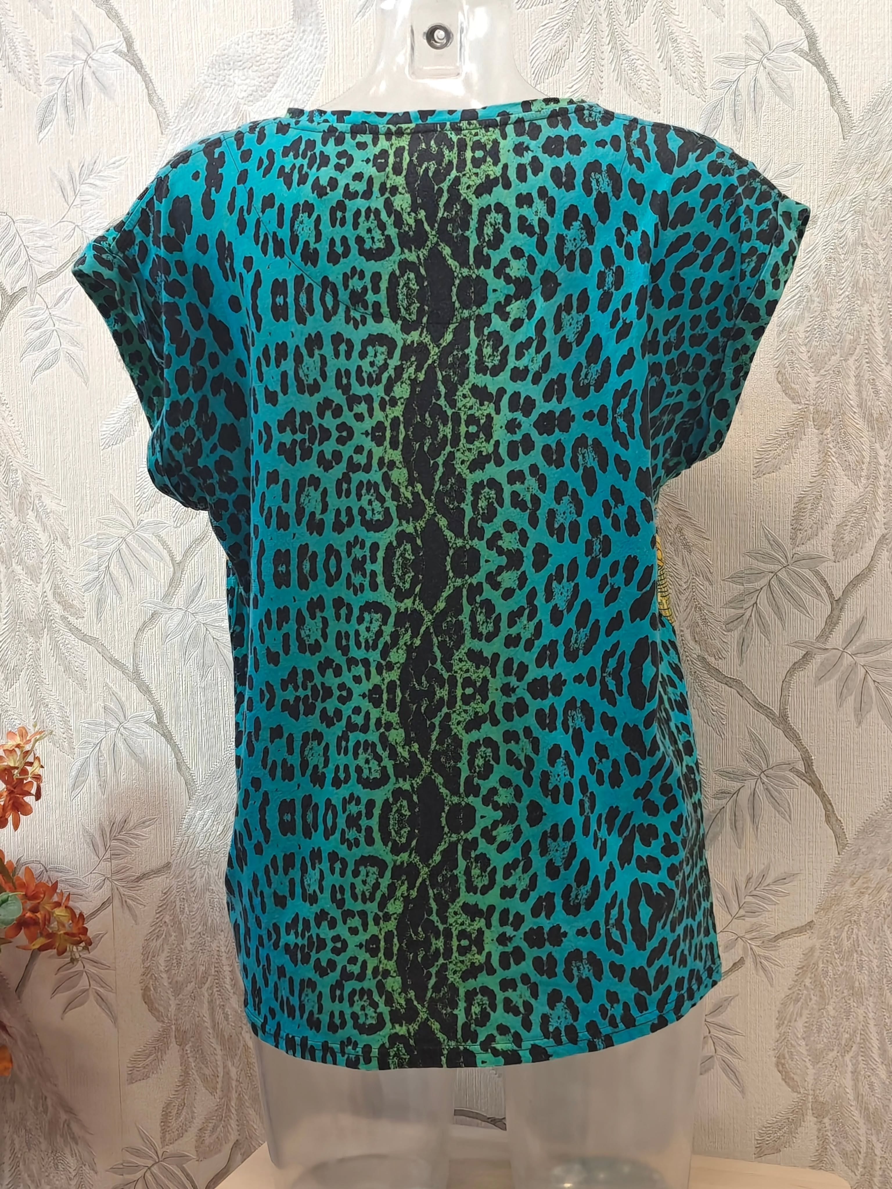 Versace x HM teepaita puuvillatrikoota koko L, 35,-
#versacexhm #teepaita #secondhand #varausonostopäätös #äläjääkuvienvaraan