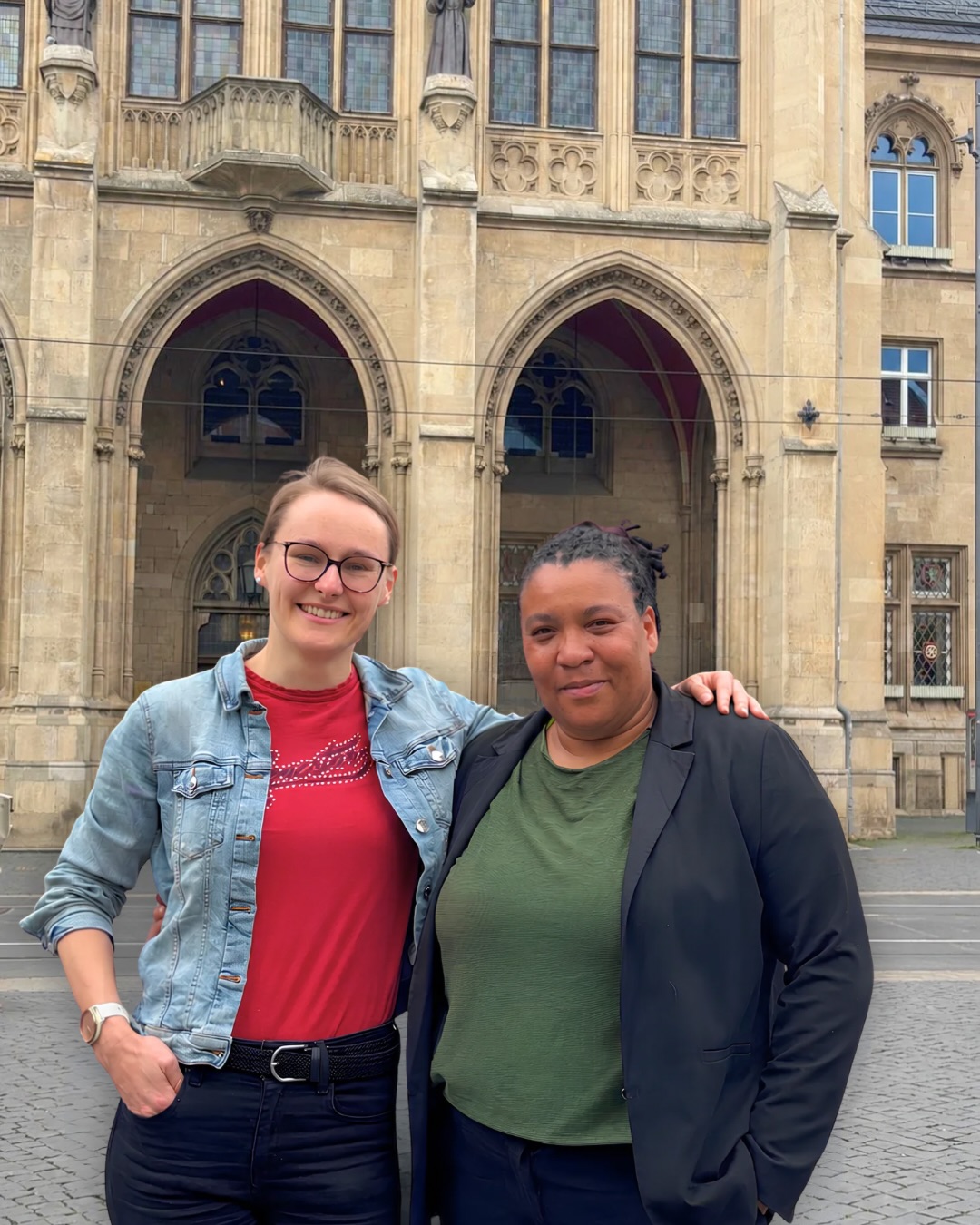 Danke, Laura. Willkommen, Doreen. 💚
Laura Wahl hat ihr Mandat als Stadträtin in Erfurt aus persönlichen Gründen niedergelegt. Wir danken ihr von Herzen für ihren langjährigen Einsatz für unsere Stadt – besonders für ihr Engagement in den Bereichen Stadtentwicklung, Klimaschutz und Verkehrswende. Sie hat unsere Fraktion über viele Jahre geprägt und wichtige Impulse für ein modernes, soziales und ökologisches Erfurt gesetzt.
Gleichzeitig freuen wir uns sehr, Doreen Denstädt als neue Stadträtin begrüßen zu dürfen. Mit ihrer Erfahrung und Kompetenz sowie ihrem Ehrenamt im OSOE wird sie unsere Arbeit künftig besonders in den Bereichen Ordnung, Sicherheit, Ortsteile und Finanzen verstärken.
Danke, Laura – und herzlich willkommen, Doreen! 💚 #erfurt #stadtrat #grüneerfurt