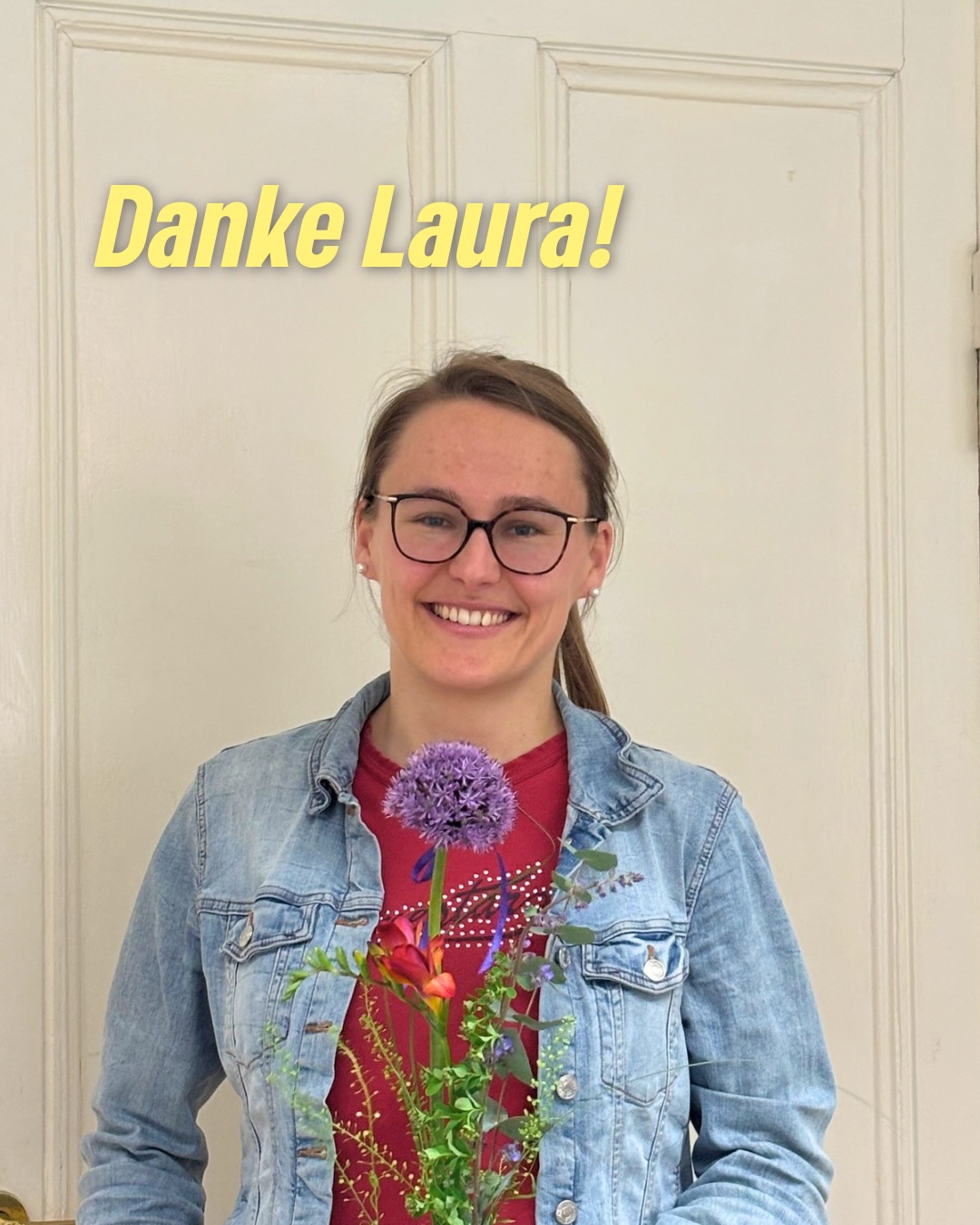 Danke, Laura. Willkommen, Doreen. 💚
Laura Wahl hat ihr Mandat als Stadträtin in Erfurt aus persönlichen Gründen niedergelegt. Wir danken ihr von Herzen für ihren langjährigen Einsatz für unsere Stadt – besonders für ihr Engagement in den Bereichen Stadtentwicklung, Klimaschutz und Verkehrswende. Sie hat unsere Fraktion über viele Jahre geprägt und wichtige Impulse für ein modernes, soziales und ökologisches Erfurt gesetzt.
Gleichzeitig freuen wir uns sehr, Doreen Denstädt als neue Stadträtin begrüßen zu dürfen. Mit ihrer Erfahrung und Kompetenz sowie ihrem Ehrenamt im OSOE wird sie unsere Arbeit künftig besonders in den Bereichen Ordnung, Sicherheit, Ortsteile und Finanzen verstärken.
Danke, Laura – und herzlich willkommen, Doreen! 💚 #erfurt #stadtrat #grüneerfurt