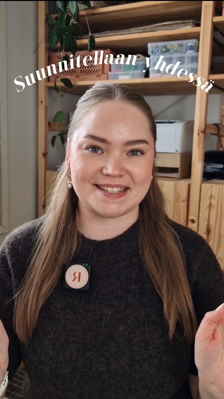 Suunnitellaan yhdessä osa 3 | huivit 💖Tässä jaksossa pääset suunnittelemaan huiveja mun valikoimaan! 😍 Oon jo varmaan pari vuotta sitten miettinyt, et haluaisin alkaa tehdä myös huiveja, mutten ollut keksinyt niihin sellaista omaa twistiä. Nyt oon tainnut sen keksiä ja kaipaisin sun apua varsinkin huivien muotoon ja kokoon liittyen! Kerro mulle mitä sä tykkäät tästä ideasta sekä minkä mallinen huivi olisi hyvä! ☺️