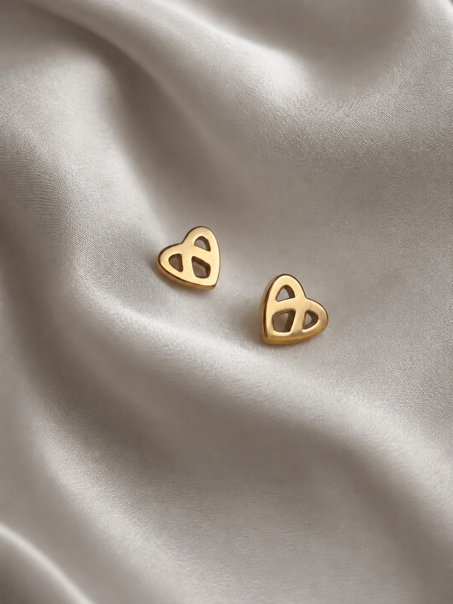 Nouvelle Petite studs,18k gold.
Endless love… 💛