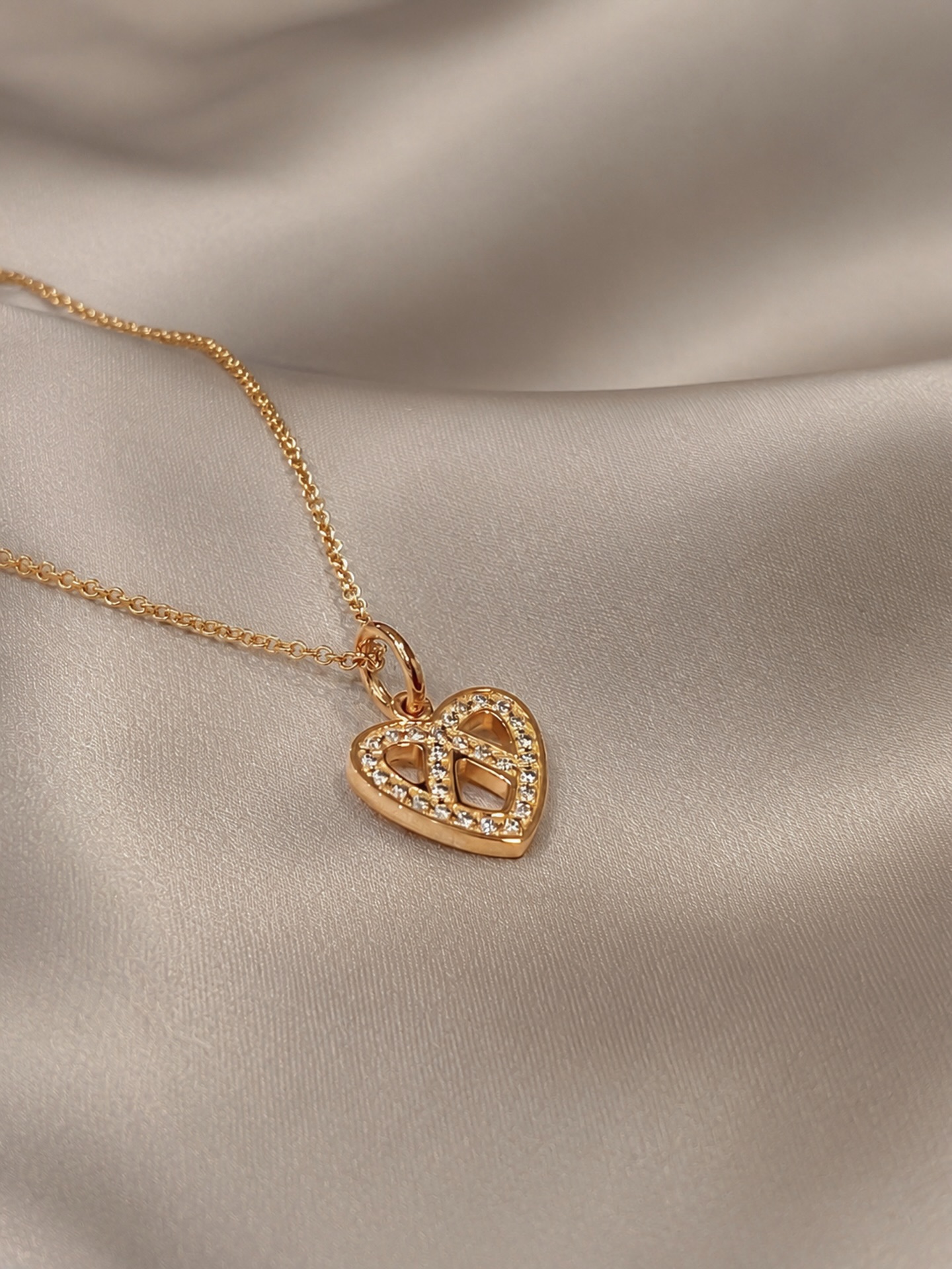 Nouvelle necklace 🤍
En tidlös symbol för evig körlek.
Diskret elegans med en betydelse som består.
Skapad för att uppskattas år efter år. 🤍✨
elinkarl.se