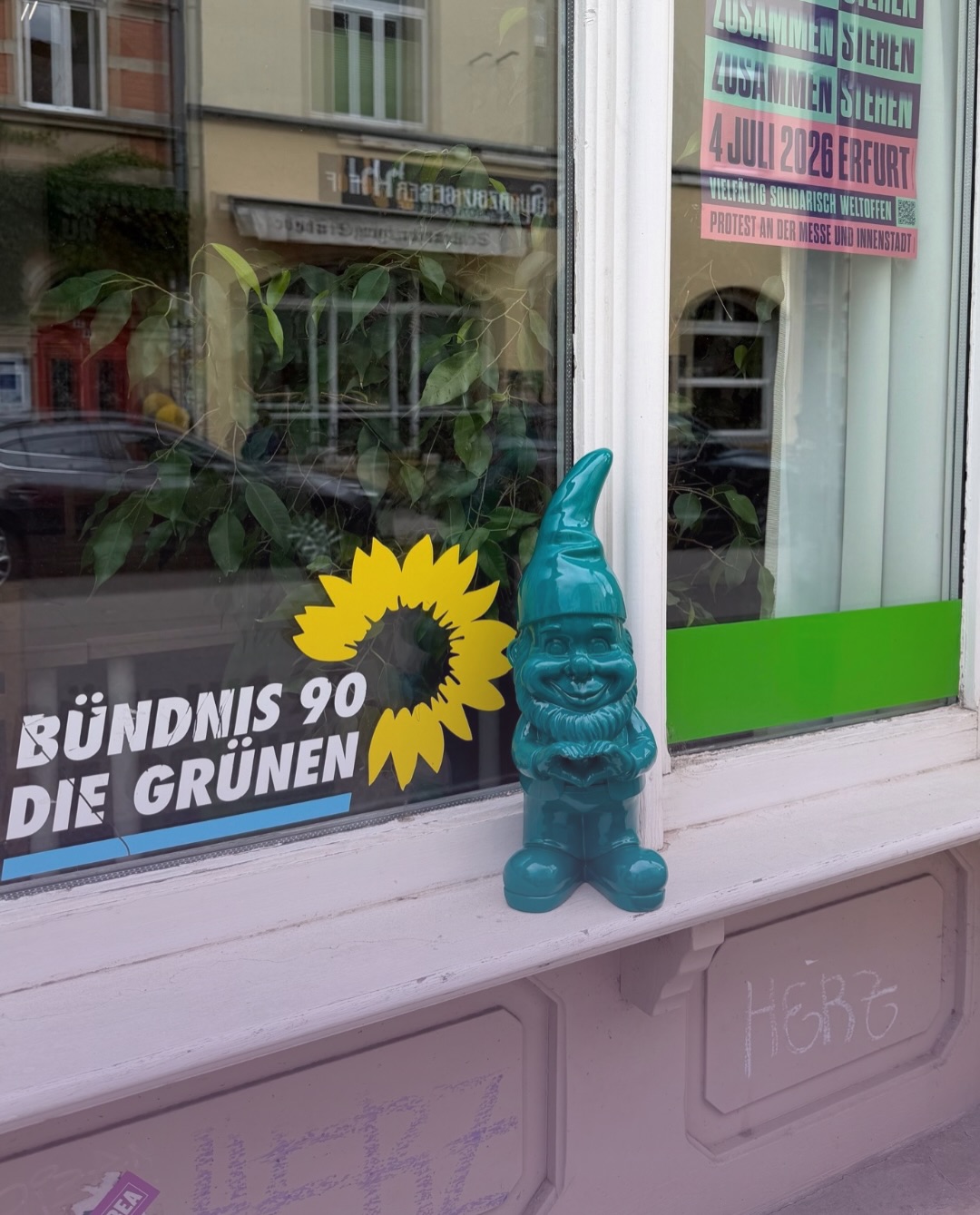 🌻💚 Mobi ist unterwegs!
Das Maskottchen von @zusammenstehen hat uns Bündnisgrüne besucht und macht damit den nächsten Halt auf seiner Reise durch die Stadt bis zum Demokratiefest am 04. Juli🚶♂️🧳
Er wollte natürlich wissen, was wir am 4. Juli beim Demokratiefest in Erfurt planen ❓❓❓
Uns Bündnisgrüne findest du am Stand auf dem Theamterplatz mit tollen und gesprächigen Aktionen. Wir freuen uns auf die Gespräche und Begegnungen.
Gemeinsam stehen wir zusammen für Vielfalt, Solidarität und eine offene Stadt. ✨
Danke für die Unterstützung und den Besuch! 💚
#zusammenstehen #erfurt #vielfalt #grüneerfurt #solidarität