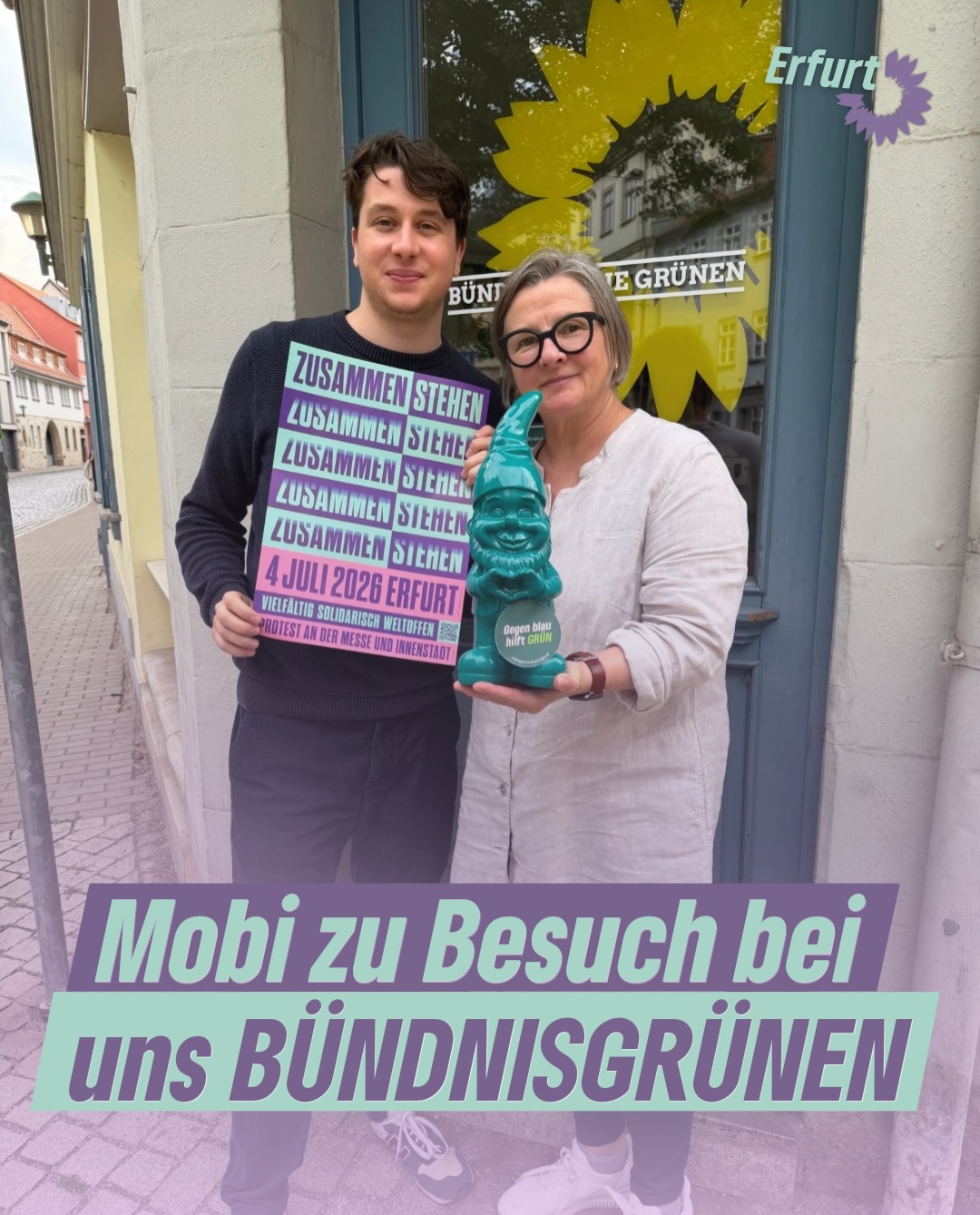 🌻💚 Mobi ist unterwegs!
Das Maskottchen von @zusammenstehen hat uns Bündnisgrüne besucht und macht damit den nächsten Halt auf seiner Reise durch die Stadt bis zum Demokratiefest am 04. Juli🚶♂️🧳
Er wollte natürlich wissen, was wir am 4. Juli beim Demokratiefest in Erfurt planen ❓❓❓
Uns Bündnisgrüne findest du am Stand auf dem Theamterplatz mit tollen und gesprächigen Aktionen. Wir freuen uns auf die Gespräche und Begegnungen.
Gemeinsam stehen wir zusammen für Vielfalt, Solidarität und eine offene Stadt. ✨
Danke für die Unterstützung und den Besuch! 💚
#zusammenstehen #erfurt #vielfalt #grüneerfurt #solidarität
