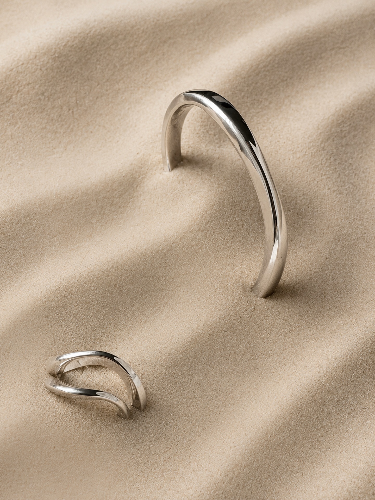 Adora 🤍
En stillsam elegans, formad av ljus, balans och hantverk. Skapad för att bäras genom tiden, med en känsla av evighet. 🤍
elinkarl.se
#svenskdesign #silverjewelry #smycken #madeinsweden #byelinkarl