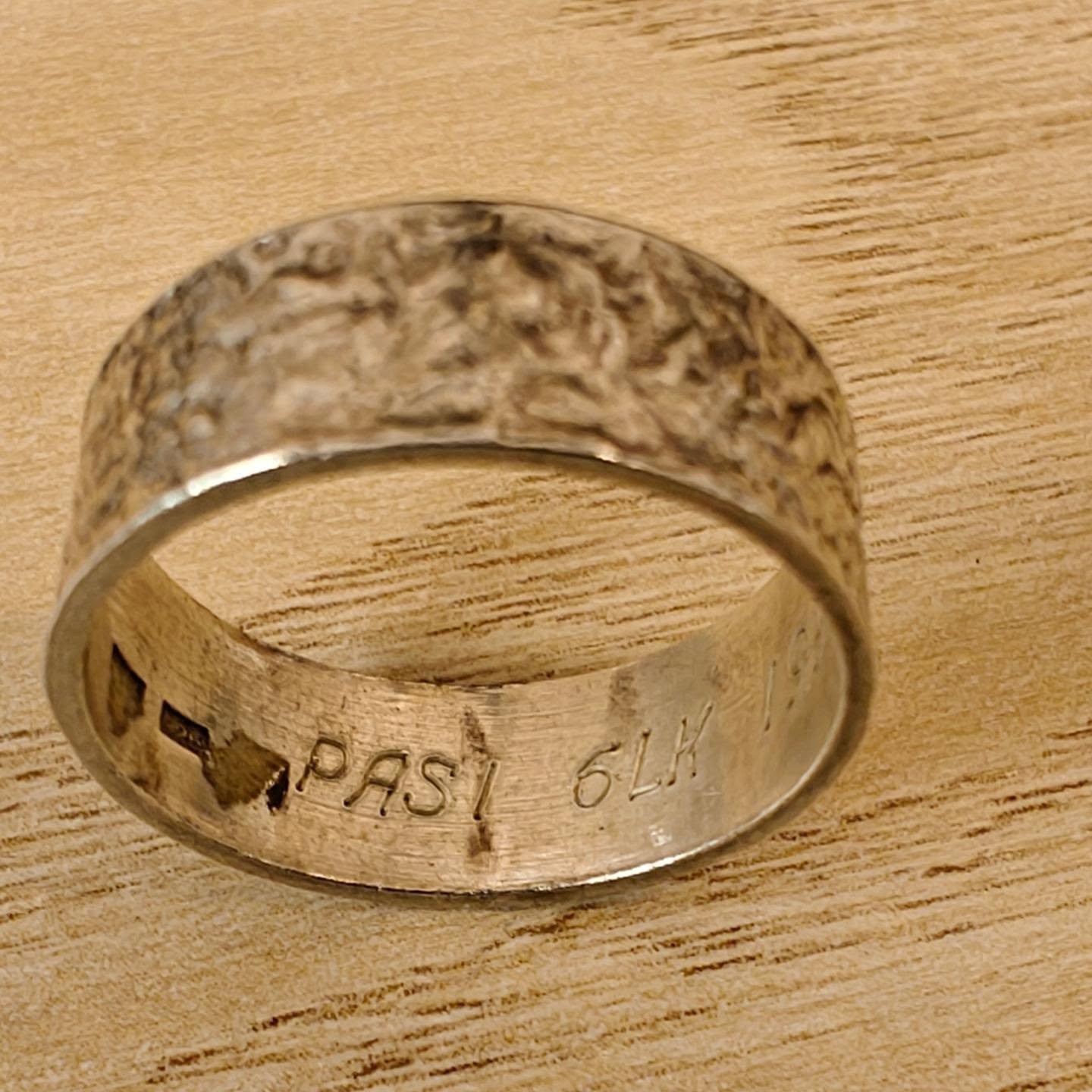Hopeinen luokkasormus Usko, Toivo, Rakkaus, kaiverrus Pasi 6 lk 1995, koko 18- ja hinta 22,-
#luokkasormus #hopeasormus #pasi #secondhand #varausonostopäätös