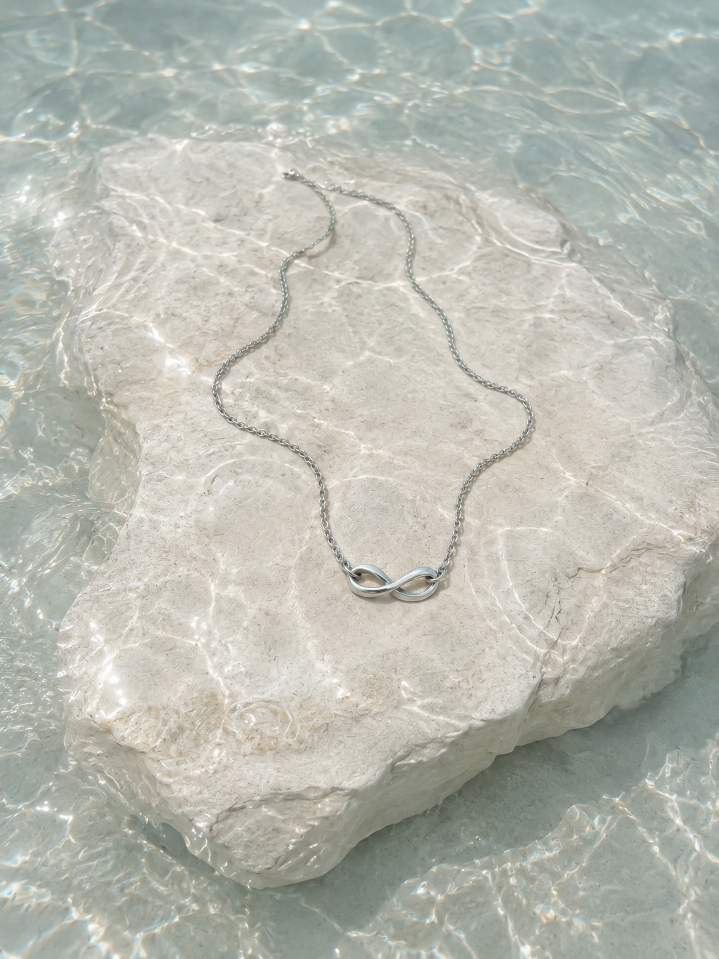 En evig rörelse, som ringar på vatten. Ett halsband om närhet, minnen och det som alltid finns kvar.
Adora necklace 🤍
elinkarl.se