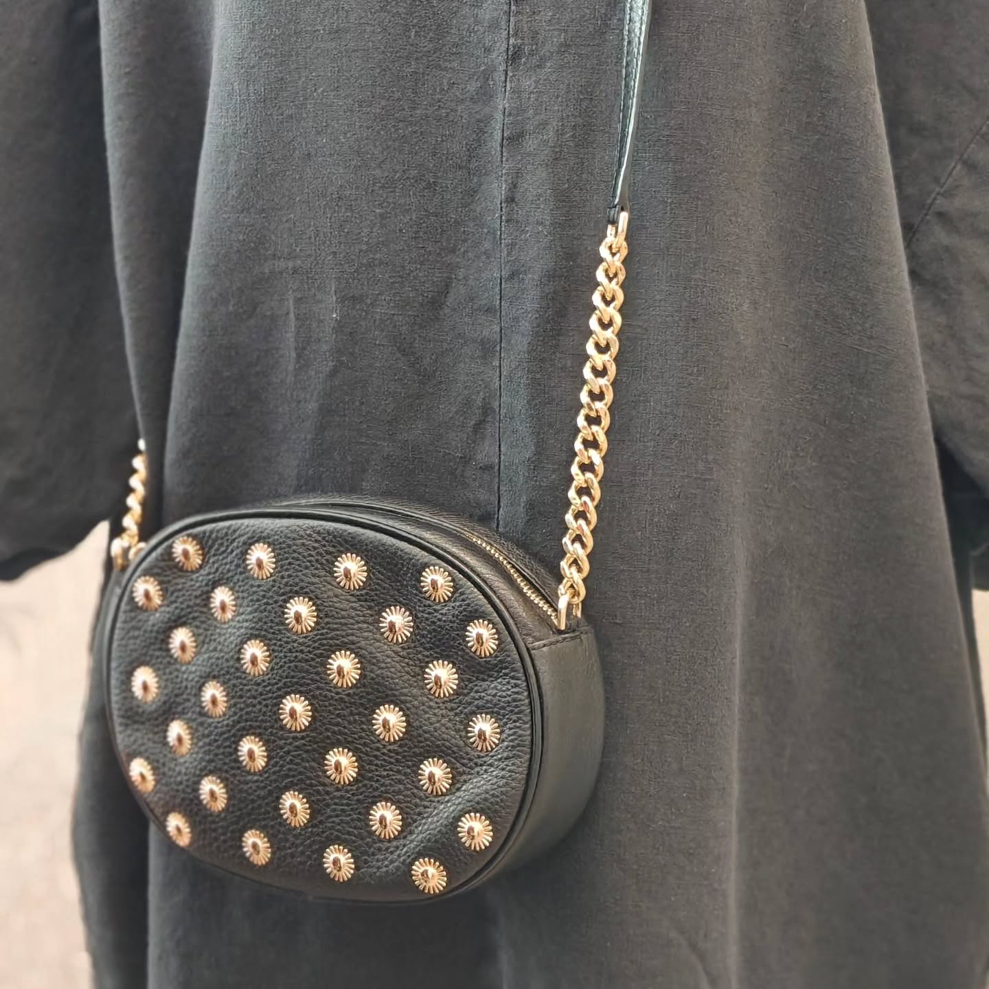 Michael Kors Ginny crossbody kullanvärisin heloin nahkaa 22x16x6 cm, hihna max 145 cm, 68,-
#michaelkors #crossbody #nahkalaukku #secondhand #varausonostopäätös