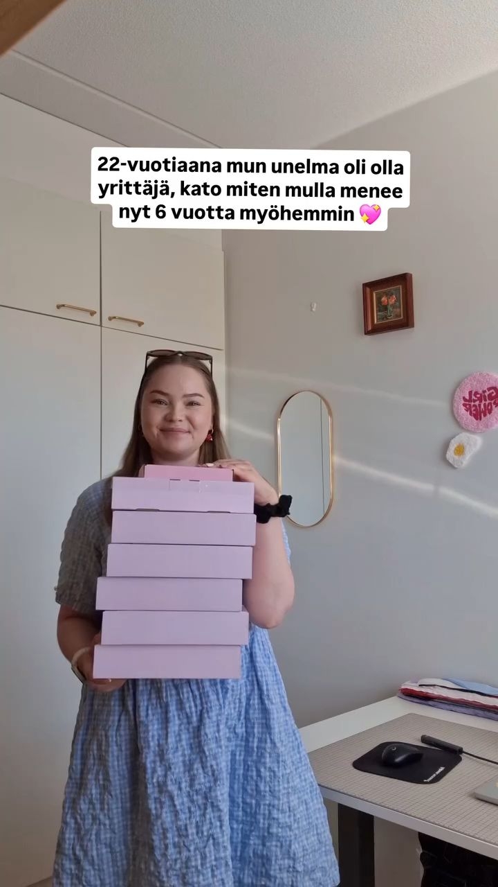 22-vuotiaan haaveilin yrittäjyydestä. Siitä, että mulla olis oma asustebrändi ja sen myötä saisin elää enemmän oman näköistä arkea. Viimeisen kuuden vuoden aika rakensin itselle sen unelman tyhjästä ja elätän tällä itseni. 💖 Laita tili seurantaan, jos korut ja hiusasusteet sekä yrittäjyys kiinnostaa!