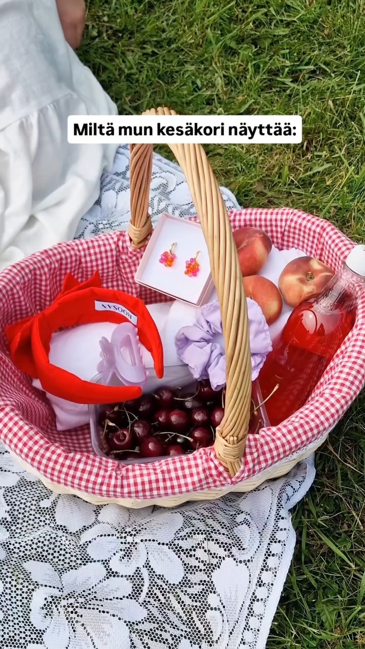 Miltä mun kesäkori näyttää 💖Korillinen täynnä herkkuja ja söpöjä asusteita kesään. Käy kurkkaamassa verkkokauppaan ja löydä omat kesän lemppariasusteesi! 🥰