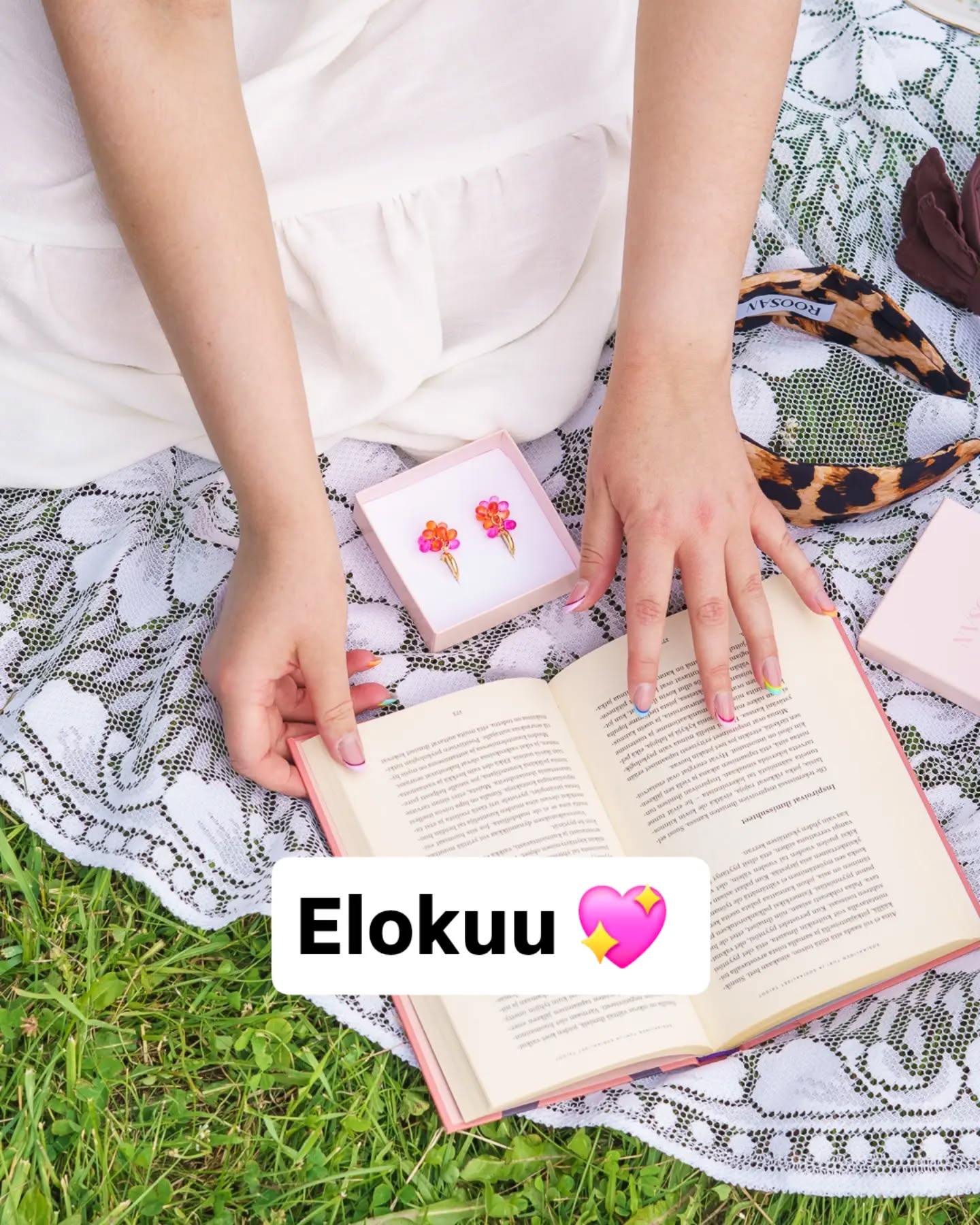 Tervetuloa elokuu! 💖Kesä on ollut ihana ja aika työntäyteinen! Otin viime viikon lomaa ja loman aikana verkkokauppaan saatiin 30 tilausta, mikä on tosi paljon! 🥹❤️ Tälle kuulle on suunnitelmissa kivoja juttuja joista kerron lisää, kunhan saan ensin tilausjonon hoidettua alta pois.Ootko sä vielä ihan kesäfiiliksissä vai joko odotat syksyn saapumista? Mun mielestä elokuu on vielä ehdottomasti kesäkuukausi, mut sain itteni jo kiinni haaveilemasta syksystä 😅💖
