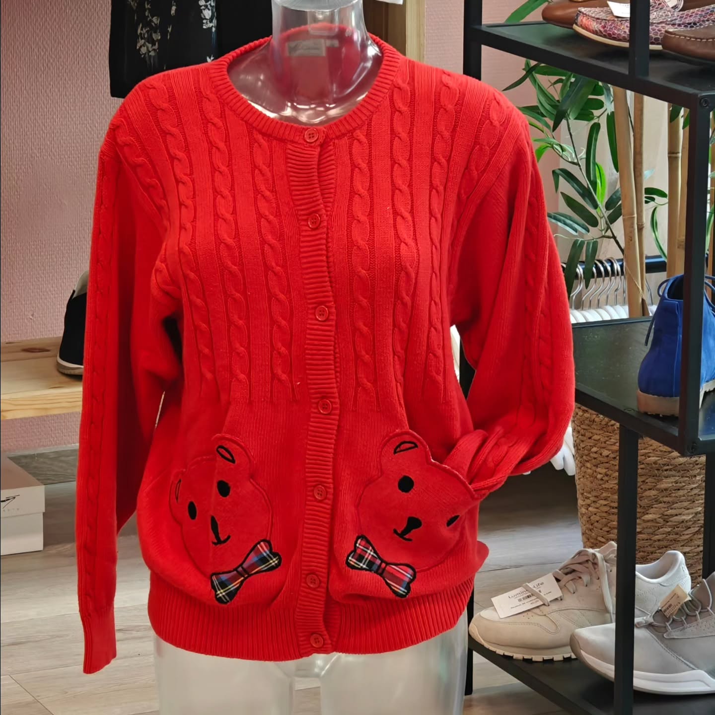 Pierre Cavallo puuvillainen lettineuletakki nalletaskuineen on taas saatavilla. Sen koko on M, kai - kai 53 cm ja hinta 40,-
#pierrecavallo #neuletakki #secondhand #varausonostopäätös #äläjääkuvienvaraan