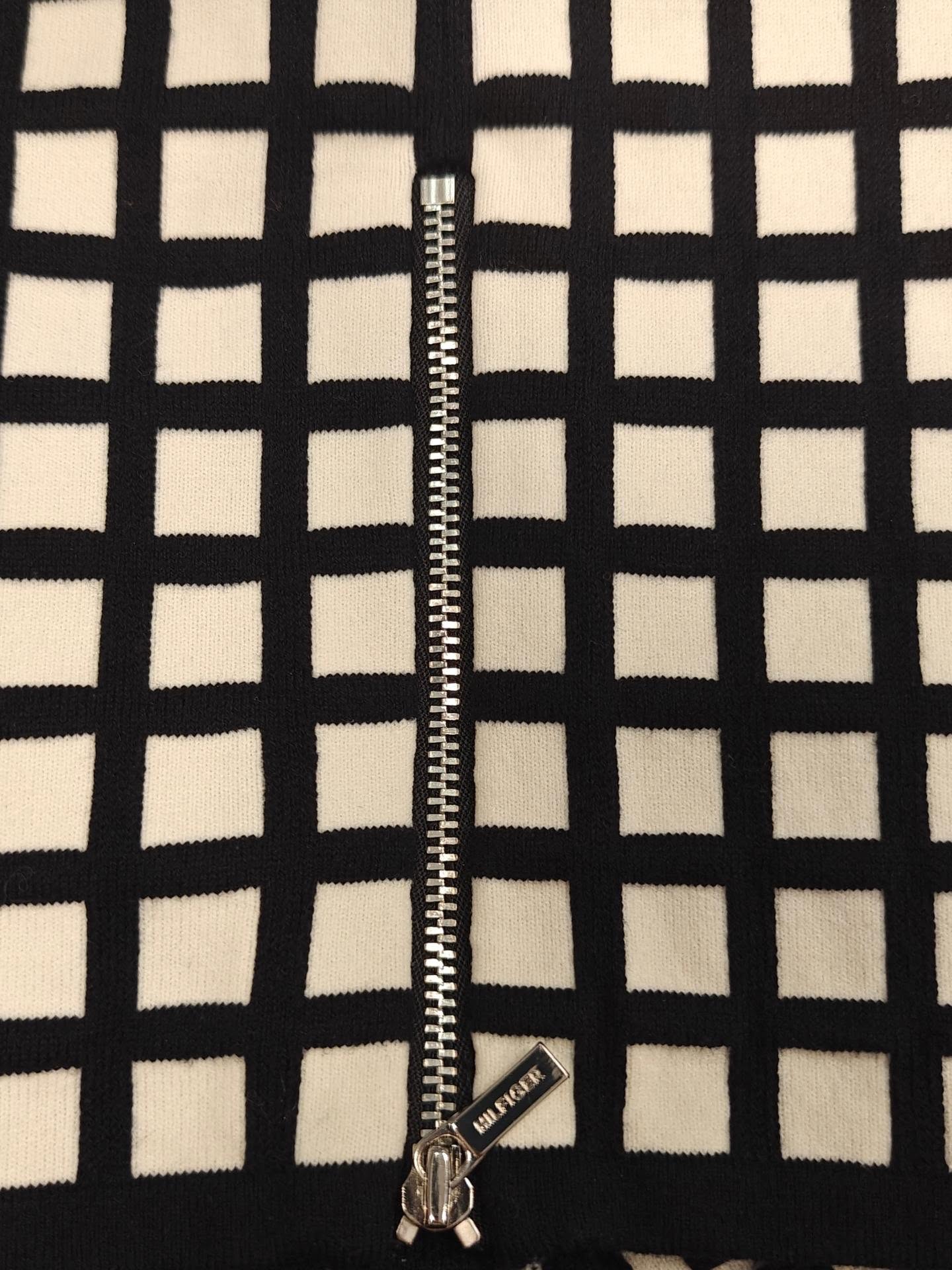 Tommy Hilfiger ruutuneule puuvillapolyamidia sisältä peilikuvaruutua. Neuleen koko M, kai - kai 51 cm, 44,-
#tommyhilfiger #ruutuneule #secondhand #varausonostopäätös #piipahtajatpoimii