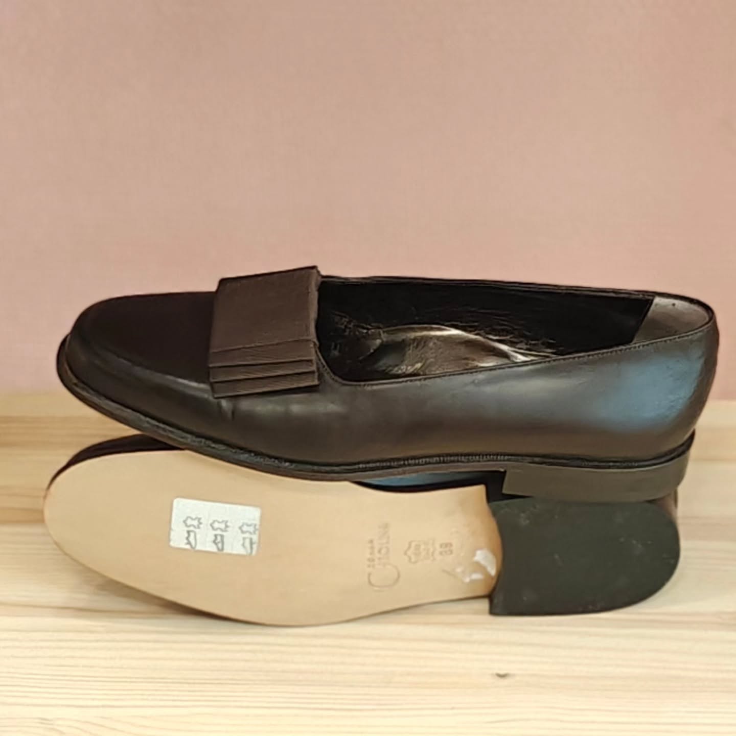 Donna Carolina italialaiset täysnahkaiset käyttämättömät kengät koko 39, 55,-
#donnacarolina #nahkakengät #neverused #secondhand #varausonostopäätös