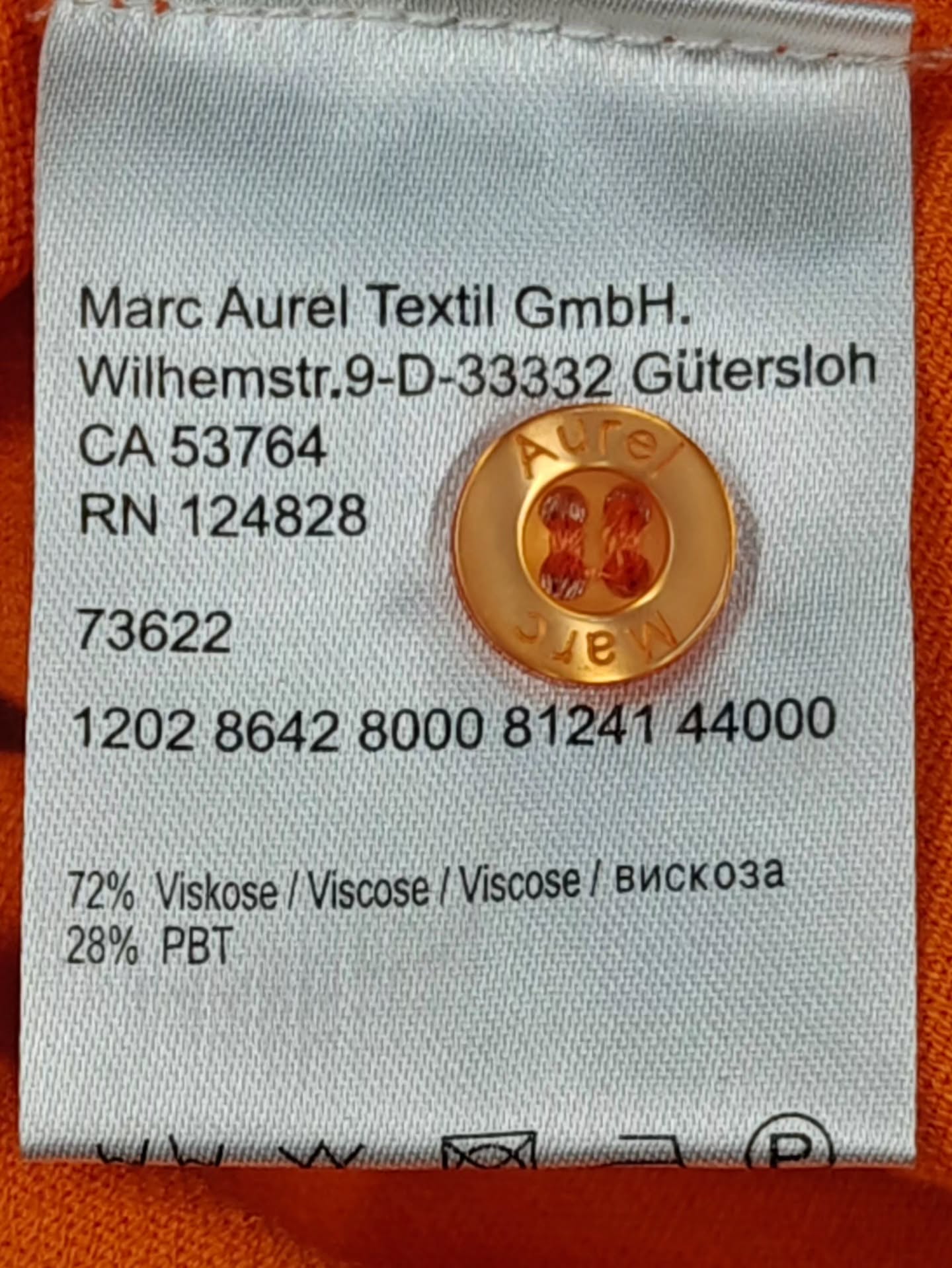 Marc Aurel hehkuva oranssi neuletakki on viskoosisekoitetta. Käyttämätön kuten meillä tapaa olla. Takin koko on 36 ja hinta 40,-
#marcaurel #neuletakki #neverused #secondhand #varausonostopäätös