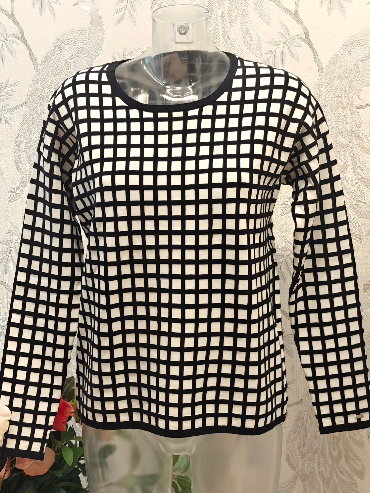 Tommy Hilfiger ruutuneule puuvillapolyamidia sisältä peilikuvaruutua. Neuleen koko M, kai - kai 51 cm, 44,-
#tommyhilfiger #ruutuneule #secondhand #varausonostopäätös #piipahtajatpoimii