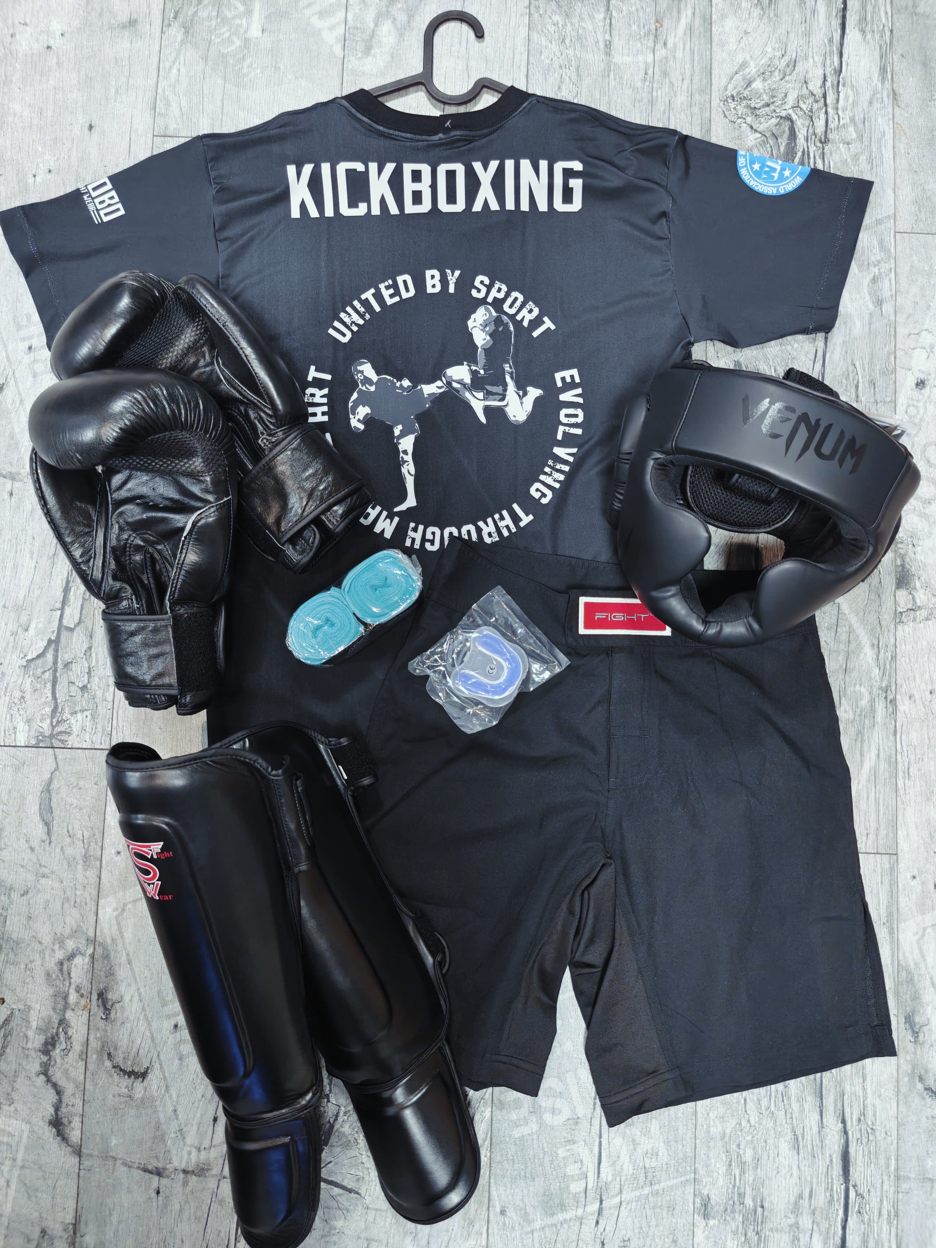 Kickboxing harrastaja! 🔥Tarvitset tunneille nyrkkeilyhanskat, käsisiteet, säärisuojat ja hammassuojat. Vaatteiksi t-paita/treenipaita ja shortsit tai legginsit.Sparrikypärän voi hankkia peruskurssin aikana, ensimmäisille viikoille sitä ei vielä tarvitse.Kaikki mainitut varusteet ja vaatteet voit hankkia meiltä Salini Shopista ma / to klo 17-20✅ Ensimmäiset tunnit pärjää liikunnallisilla vaatteilla, joissa ei ole taskuja tai vetoketjuja.Tunneille mukaan vesipullo, tatamilla treenataan paljain jaloin. Korut, kellot, hajusteet pois tunnin ajaksi ja pitkät hiukset kannattaa laittaa kiinni.🔥Kickboxing peruskurssi 17.-7.10 (aikuiset k-15)#korso #vantaa