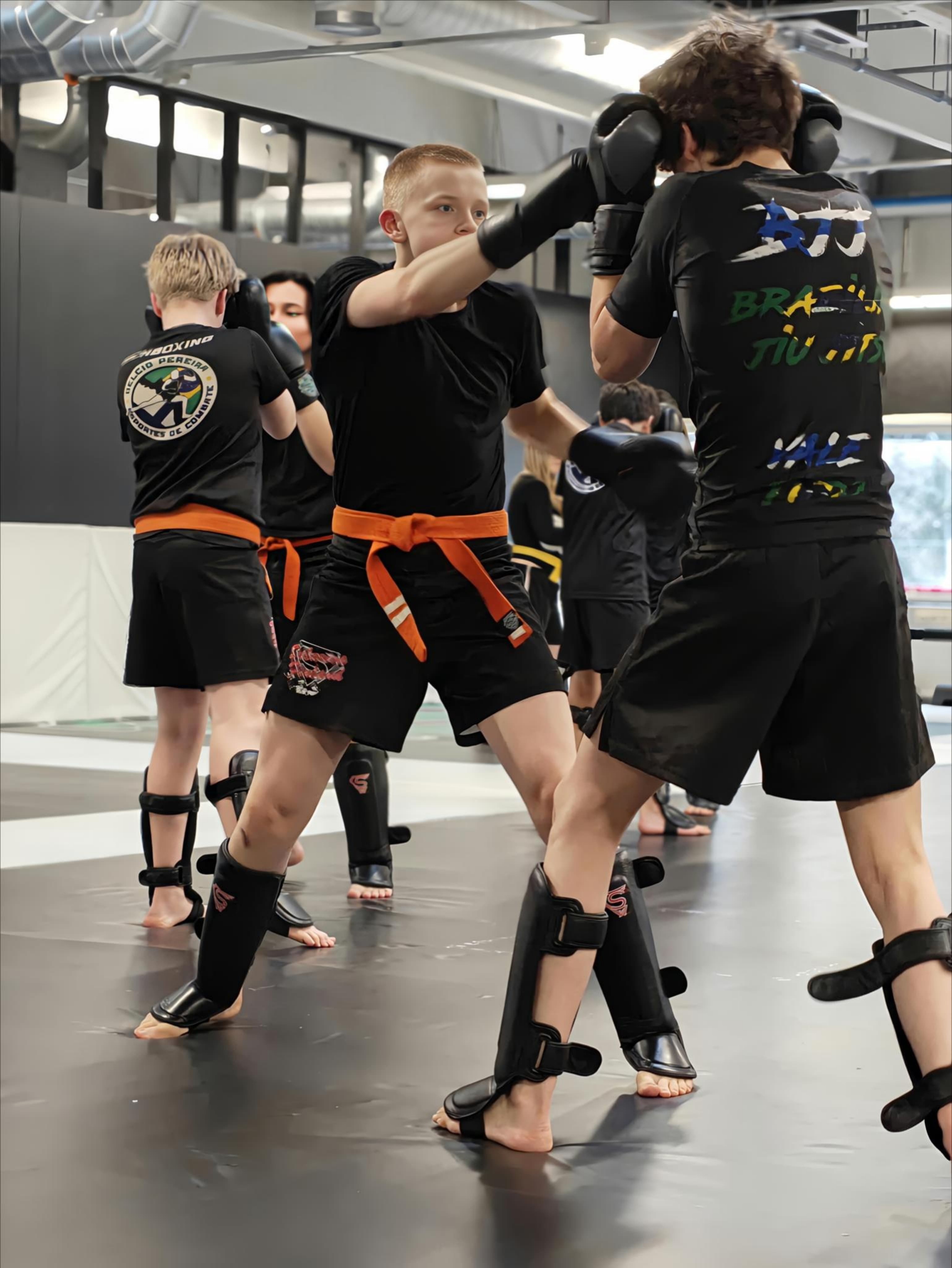 Loistavia uutisia! 🔥 Kicboxing peruskurssi 10-14 vuotiaille 15.9.-19.11.26Treenit tiistaisin ja torstaisin klo 17-18, peruskurssin kesto on 9vkoa, syyslomaviikolla ei ole treenejä.✅ Etkö ole ihan varma onko tämä sinun laji? Ei haittaa, meillä saa kaikilla peruskursseilla kahden ensimmäisen viikon ajan käydä tutustumassa ennen päätöstä.Ilmoittautuminen on kuitenkin pakollista, ja jos päätät jatkaa sinun ei tarvitse siitä erikseen ilmoittaa.Ilmoittautuminen nettisivuilla tai suoraan myclubissa.#kickiboxing #korso #vantaa