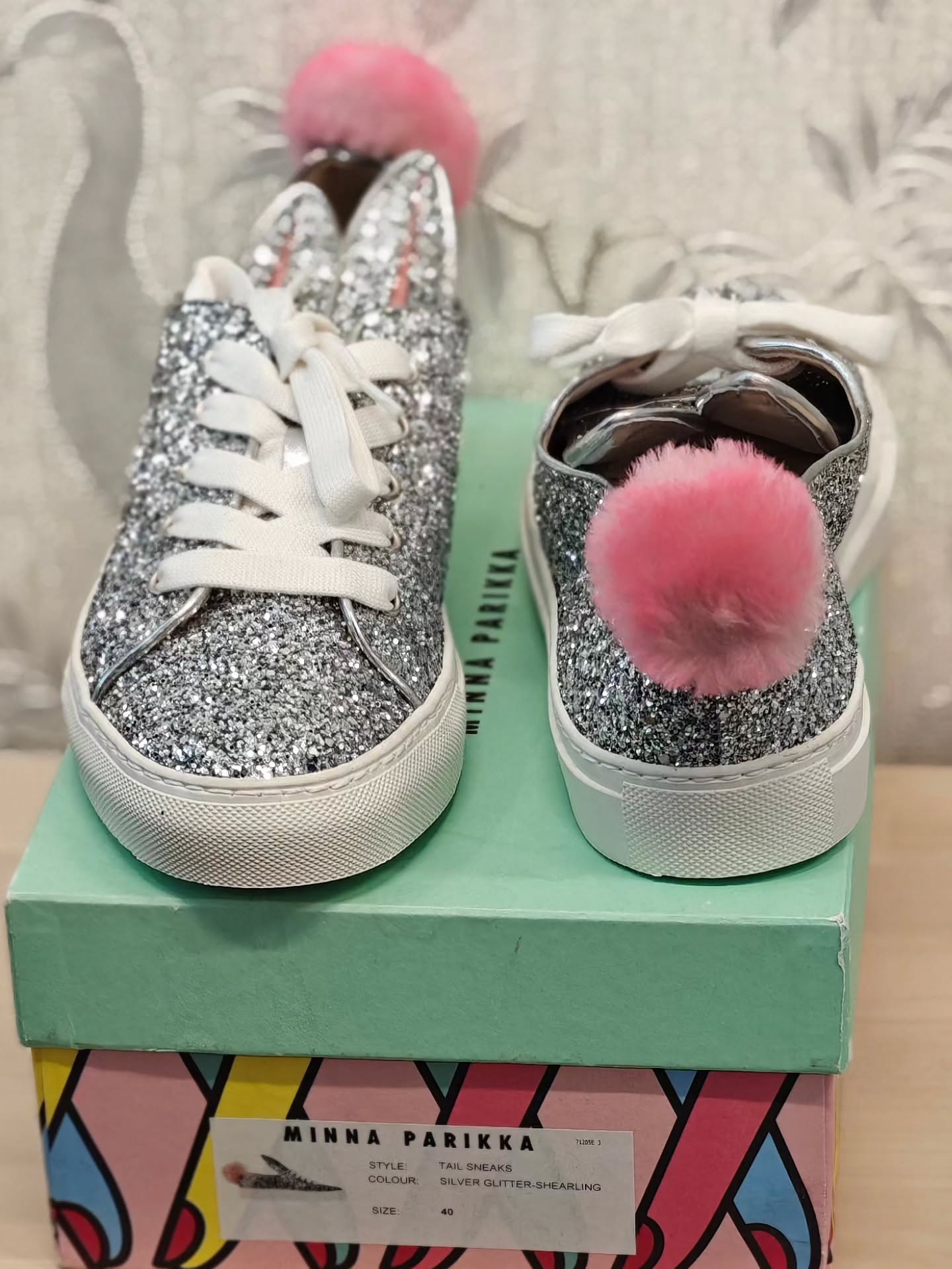Minna Parikka Silver Glitter Tail Sneaks puputennarit koko 40. Käyttämättömät, kuten meillä tapaa olla. Full set. Hinta 275,-
#minnaparikka #puputennarit #glittertennarit #secondhand #varausonostopäätös