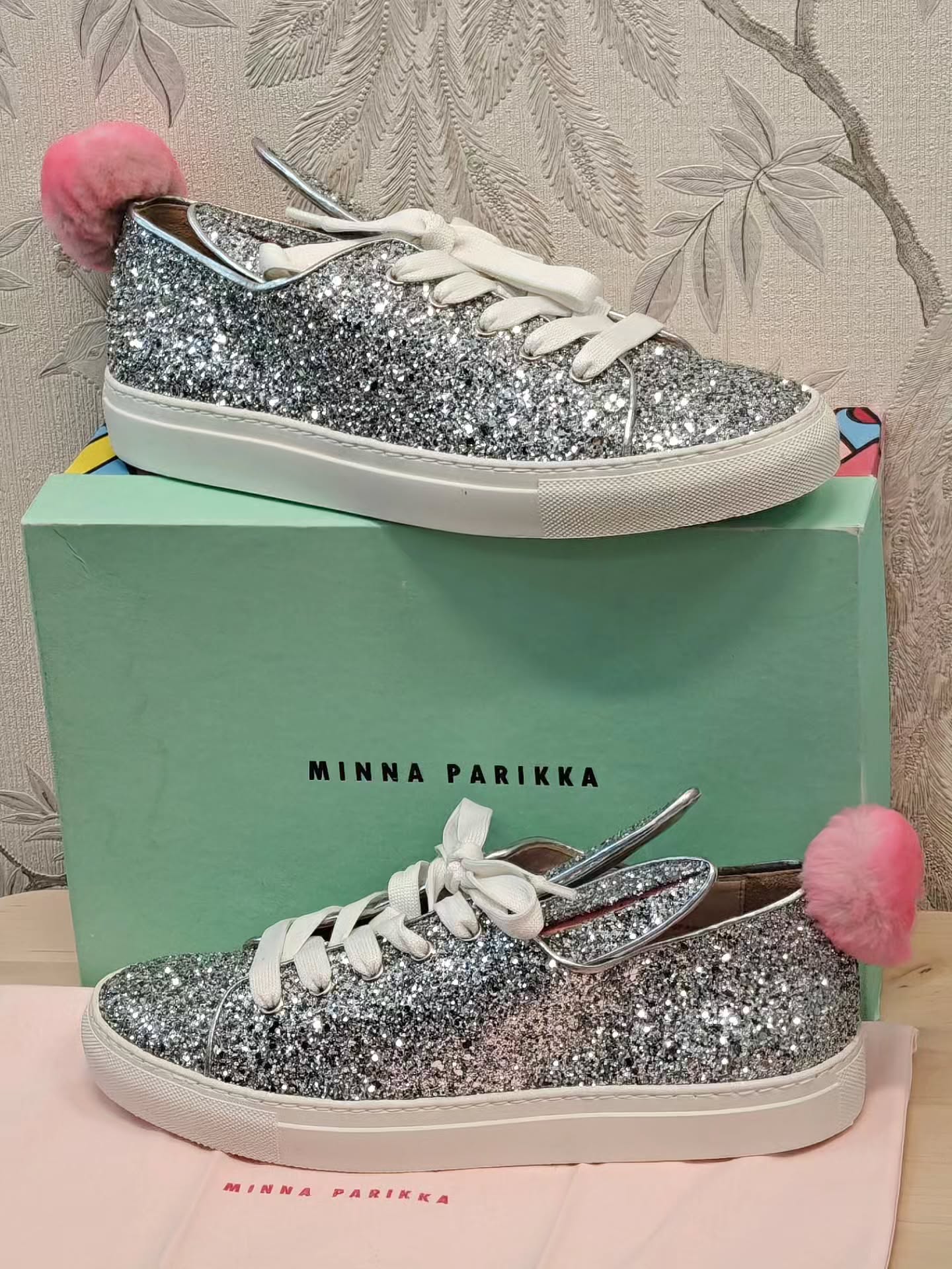 Minna Parikka Silver Glitter Tail Sneaks puputennarit koko 40. Käyttämättömät, kuten meillä tapaa olla. Full set. Hinta 275,-
#minnaparikka #puputennarit #glittertennarit #secondhand #varausonostopäätös