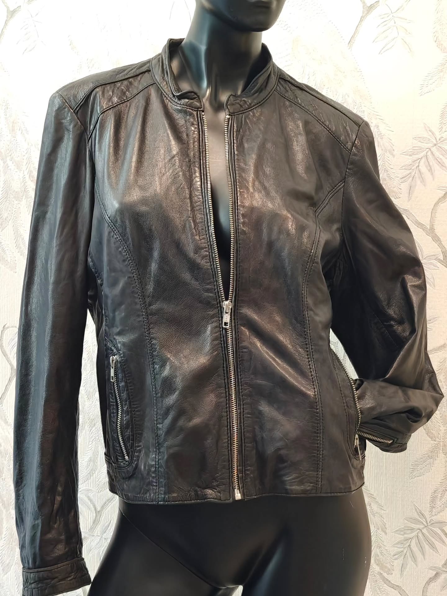 Saki Sweden superpehmeä nahkatakki koko XL (L) kai -kai 58 cm, takapituus 55 cm, 77,-
#sakisweden #nahkatakki #secondhand #varausonostopäätös #piipahtajatpoimii