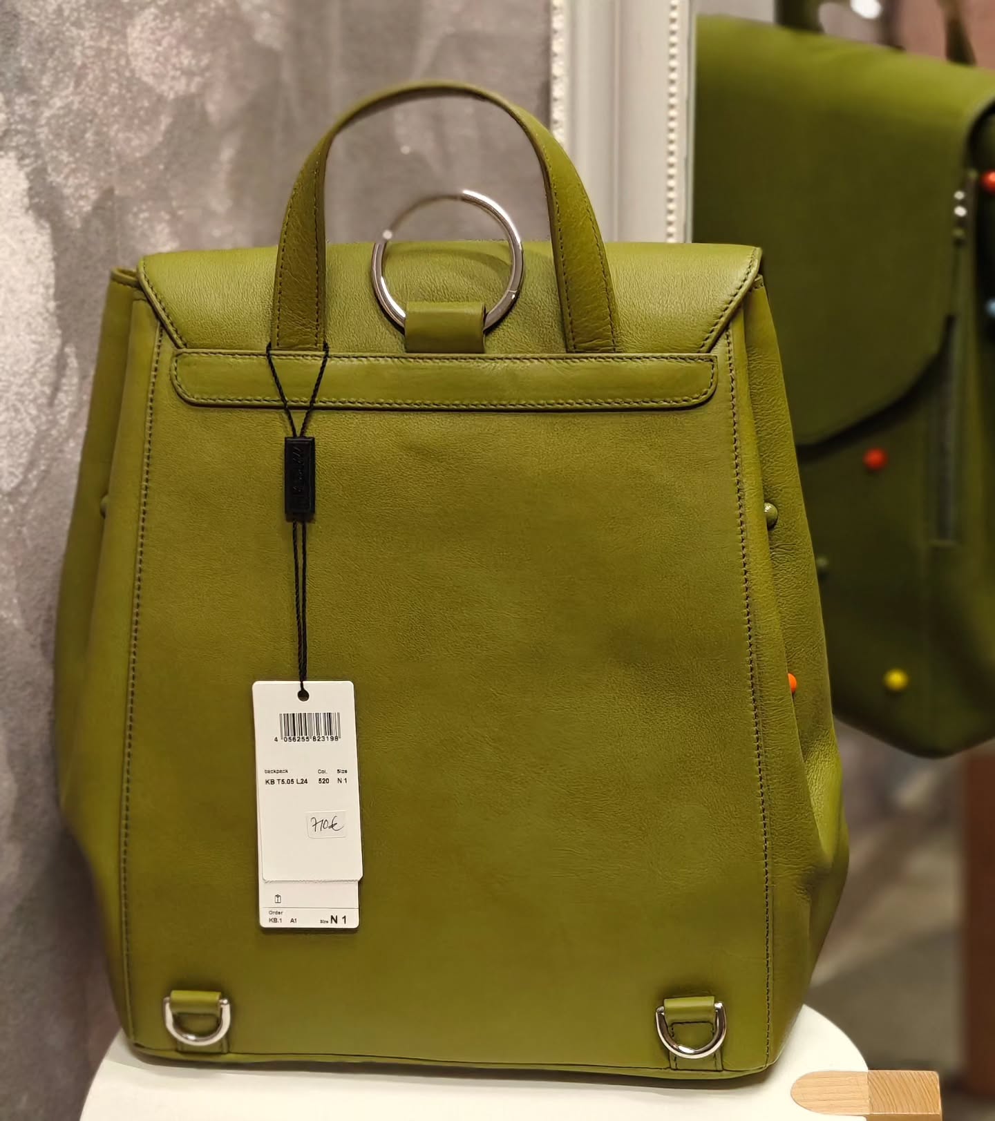Marc Cain nahkalaukku/reppu, neverused.
Pohja 26,5x15,5, kork 34 cm, dustbag ja hihnat laukun sisällä alkuperäispaketeissaan.
Hinta 390,-
#marccain #nahkalaukku #neverused #secondhand #varausonostopäätös