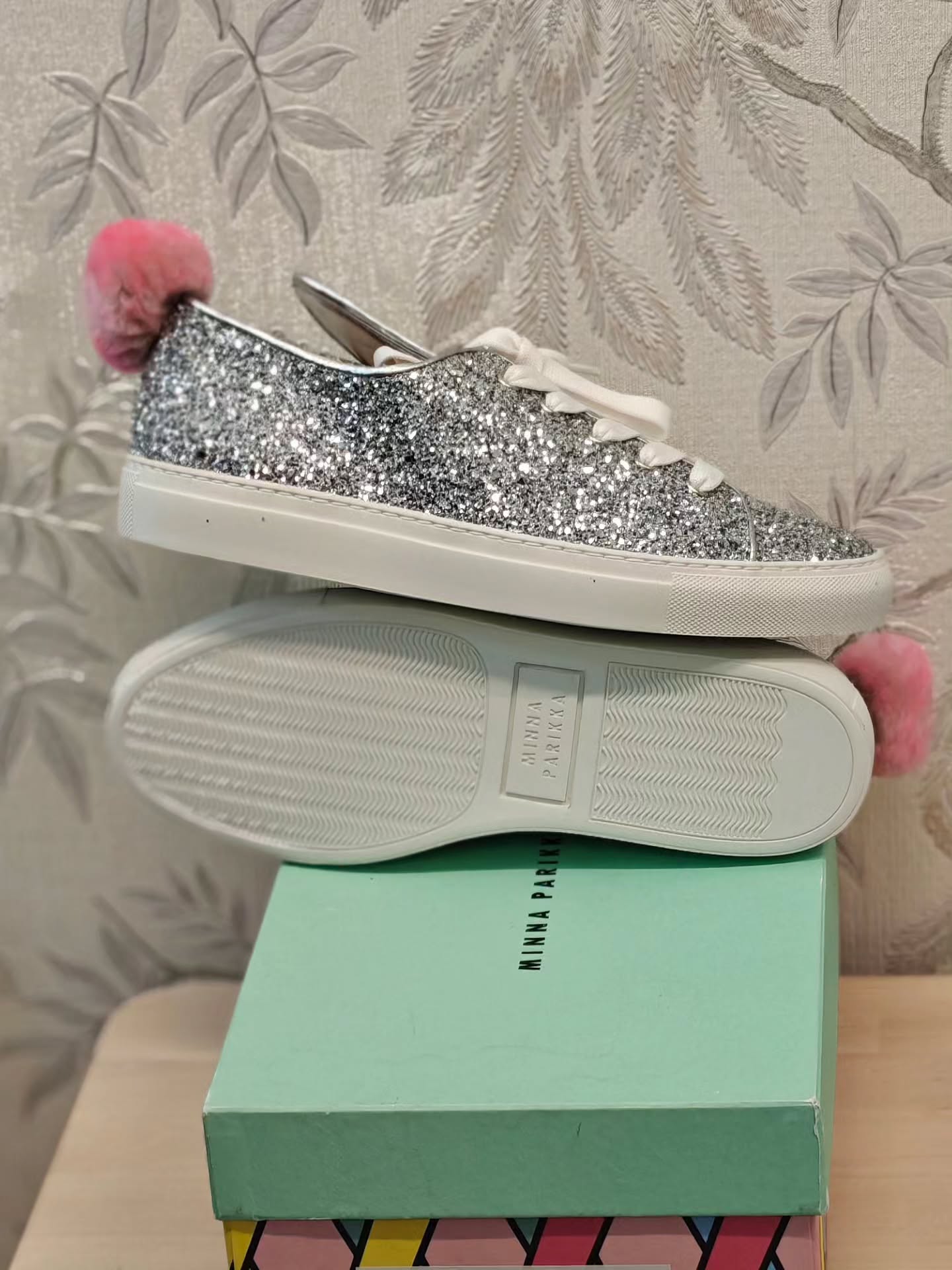 Minna Parikka Silver Glitter Tail Sneaks puputennarit koko 40. Käyttämättömät, kuten meillä tapaa olla. Full set. Hinta 275,-
#minnaparikka #puputennarit #glittertennarit #secondhand #varausonostopäätös