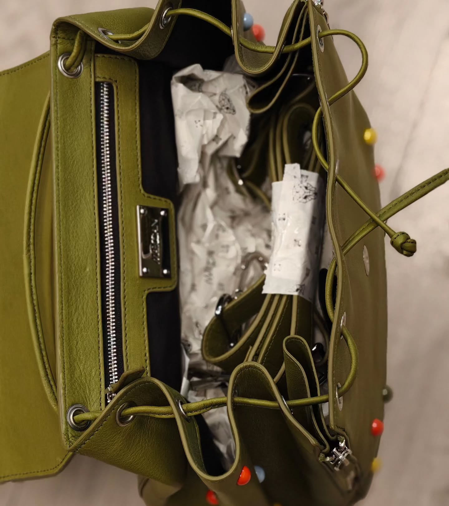 Marc Cain nahkalaukku/reppu, neverused.
Pohja 26,5x15,5, kork 34 cm, dustbag ja hihnat laukun sisällä alkuperäispaketeissaan.
Hinta 390,-
#marccain #nahkalaukku #neverused #secondhand #varausonostopäätös