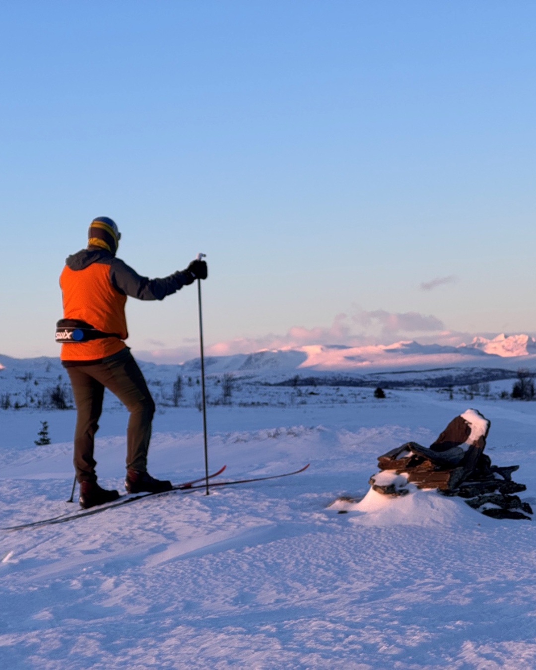 ❄️ 📝 Winter is getting closer – and we are ready to start dreaming about the ski season!
Simon, our Product Designer and guide, shares his favourite cross-country skiing area in Valdres: Vaset and Gomobu.
Discover his recommended routes, from sheltered forest trails to longer tours across the open mountain plateau – plus a small local Easter secret.
His best advice? Bring something good in your backpack, choose a trail that suits you and make a day of it.
Read Simon’s blog through the link in our story.