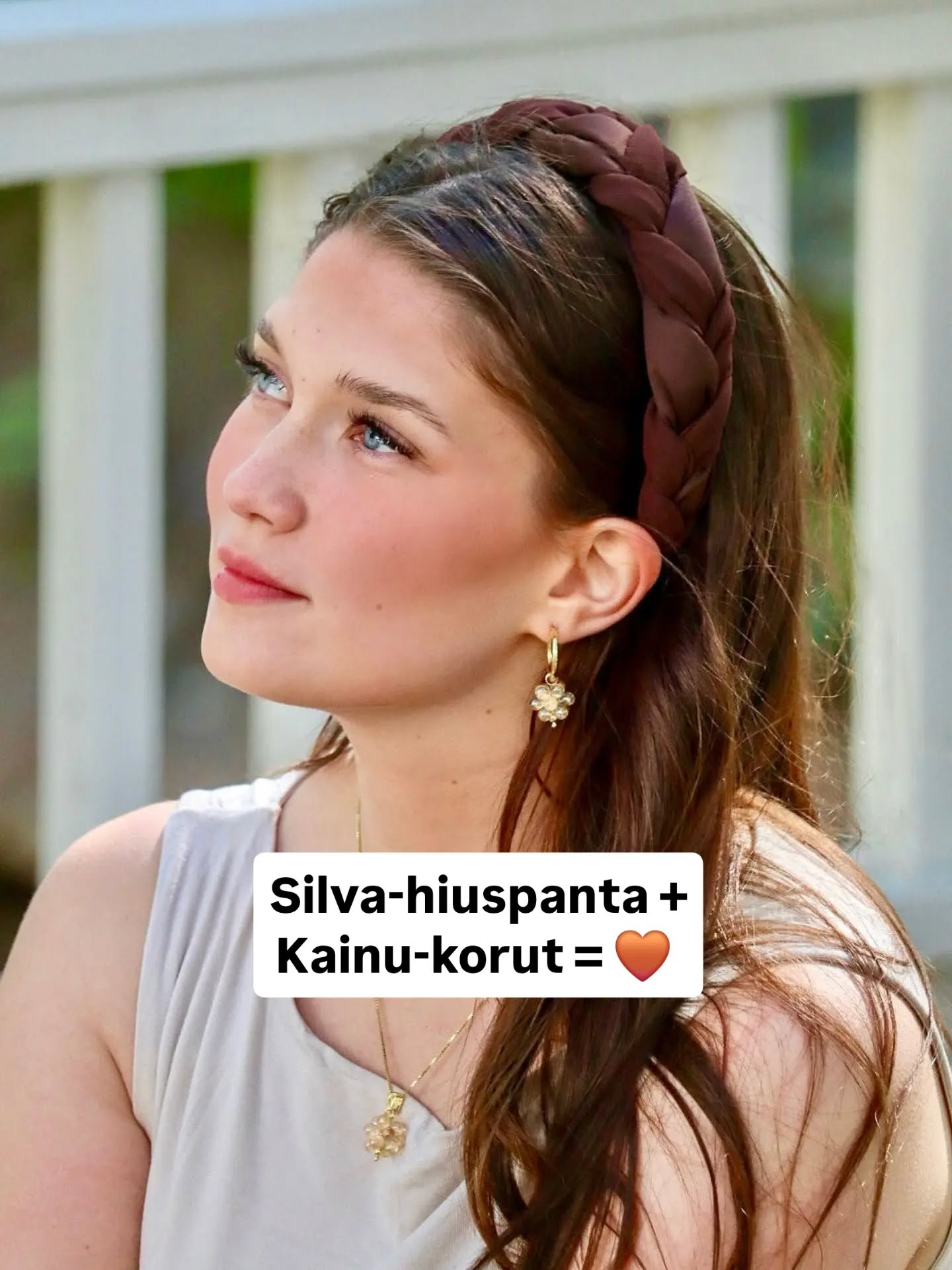 Yhdistelemällä koruja hiusasusteiden kanssa saat luotua kauniita kokonaisuuksia eikä päivän asusi taatusti näytä tylsältä! 😍Esimerkiksi ruskea lettipanta yhdistettynä shampanjan sävyisiin helmikoruihin näyttää super kivalta ja sopii asuun kuin asuun. 🤎📸 1&4 kuva @emiastudio mallit @mindi.lof ja @jenni.keinanen
