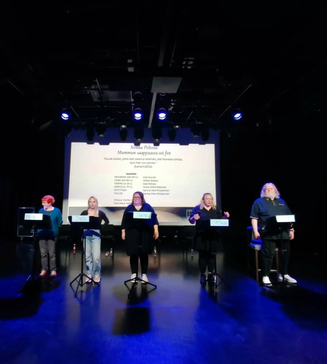 Tänään Kulttuuritehdas Vernissalla järjestettiin lukudraamatilaisuus, jossa Tikkurilan Teatterin näyttelijät lukivat Sirkku Peltolan Mummun saappaassa…
