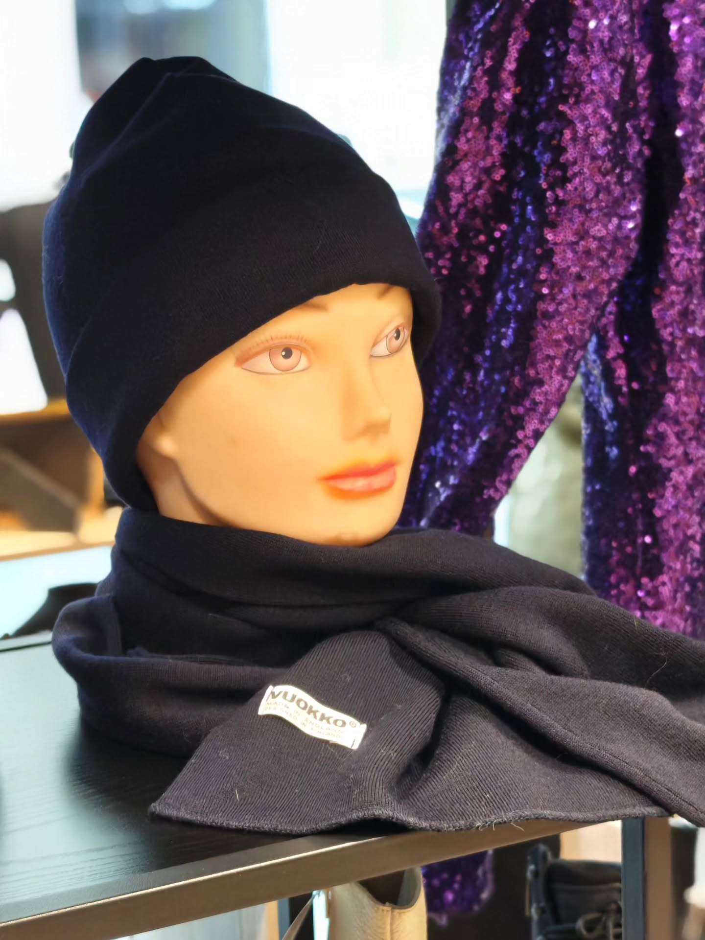 Vuokko musteensiniset kaksinkertaiset pipa ja huivi merinovillaa. Setin hinta 58,-
#vuokko #pipa #huivi #secondhand #varausonostopäätös