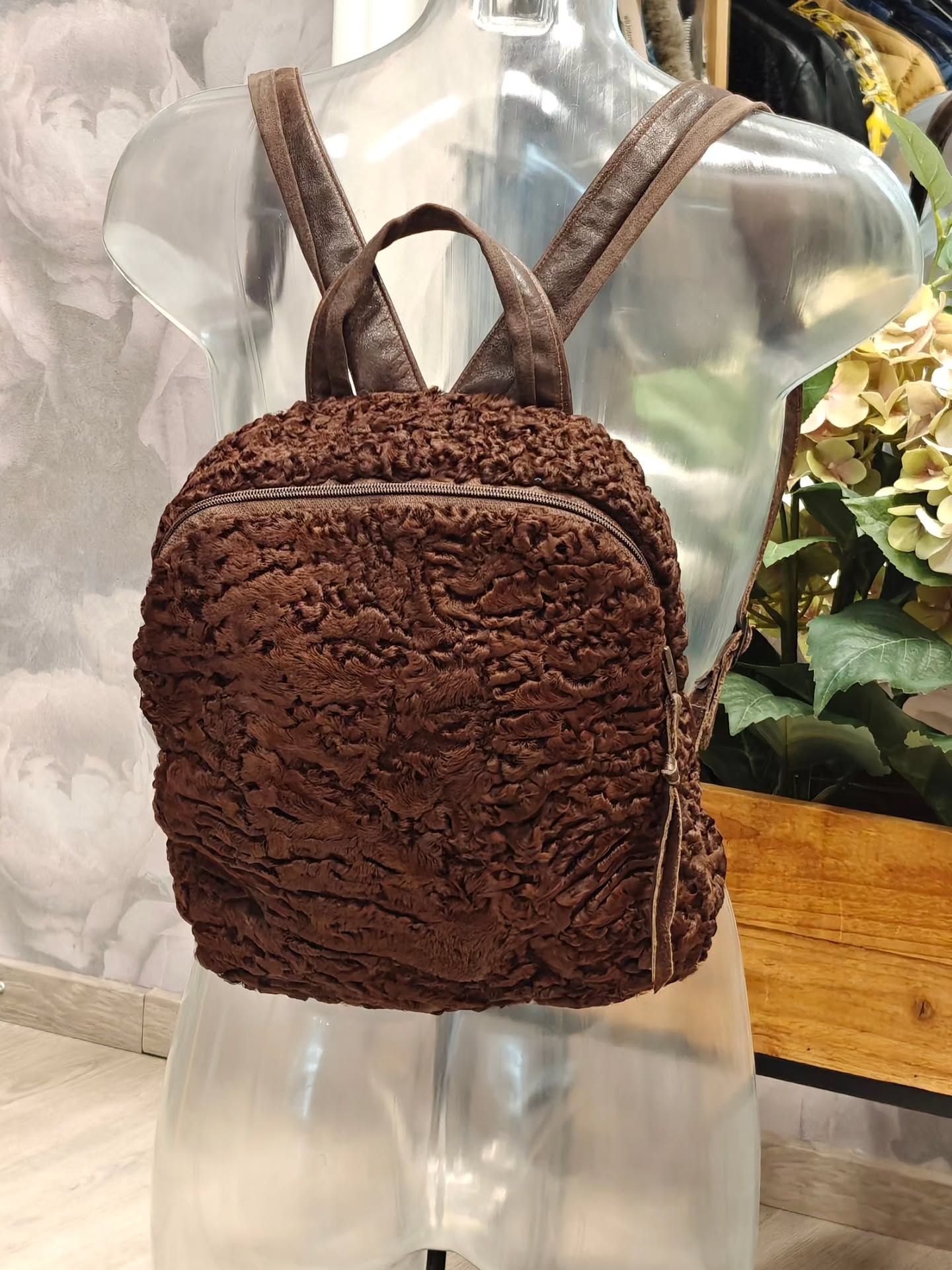 NEA Design reppu turkista ja nahkaa, vuoritettu Marimekon kernillä. Pohja 23x7, kork 30 cm, 68,-
#neadesign #nahkareppu #secondhand #varausonostopäätös #piipahtajatpoimii
